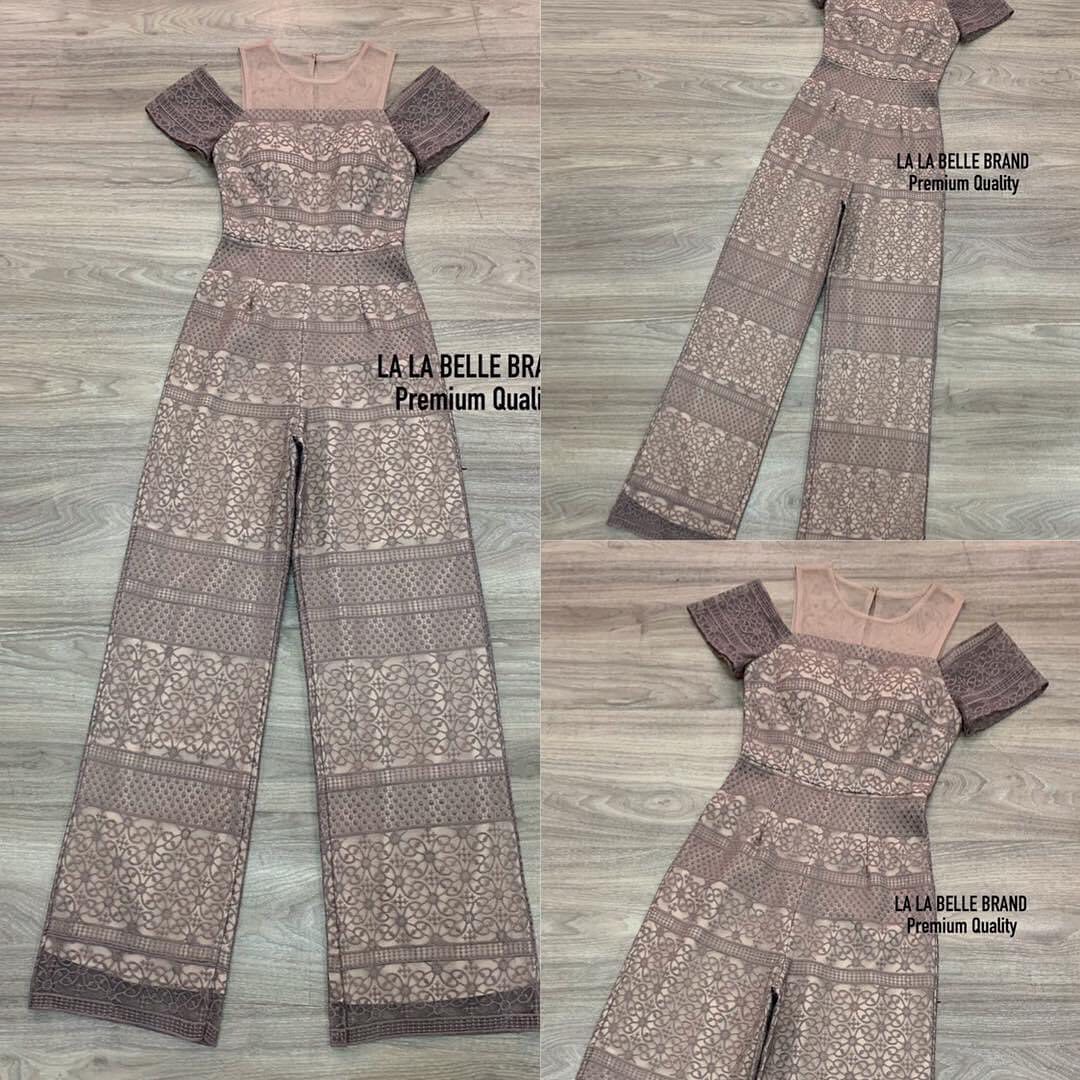 จั้มสูทกางเกงขายาวลูกไม้ปักทั้งชุด ต่อซีทูแขนเปิดไหล่อกเสริมฟองน้ำอย่างดี เอวเข้ารูปกางเกงขายาวมีกนะเป๋ากางเกงซับใน อย่างดีถึงปลายขาทรงสวยมากใส่แล้วดูสูงผอม . สินค้าคุณภาพ (พร้อมส่ง)