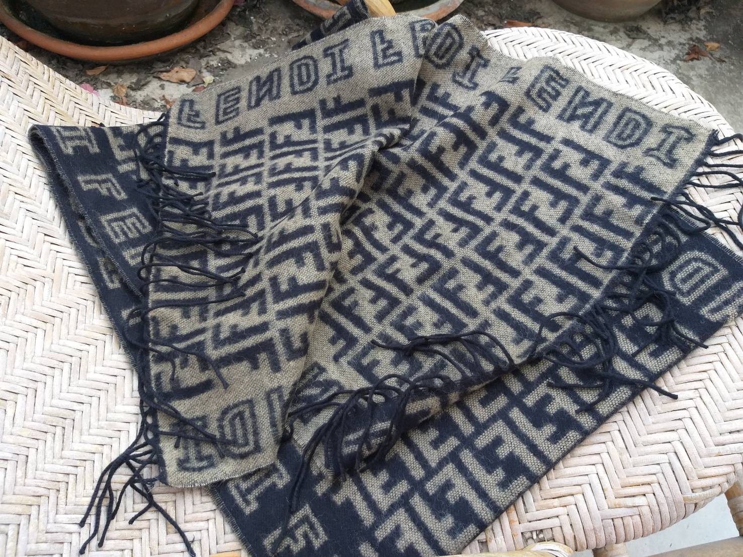 ผ้าพันคอ FENDI แท้ สวยมาก ผ้าดีมาก