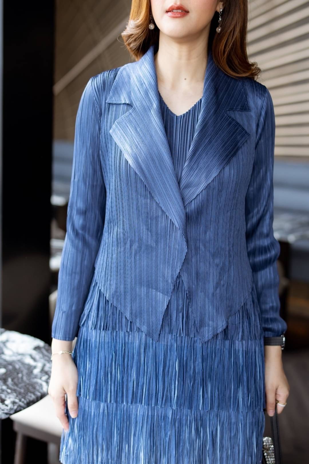 ชุดเซต เดรส+เสื้อคลุมผ้าอัดพลีท Premium มาพร้อมลายผ้าผสมด้วยสีทองเมทัลลิค งานแต่งดีเทลด้วยพู่เป็นชั้นๆ ใส่สบาย สินค้าคุณภาพ (พร้อมส่ง)