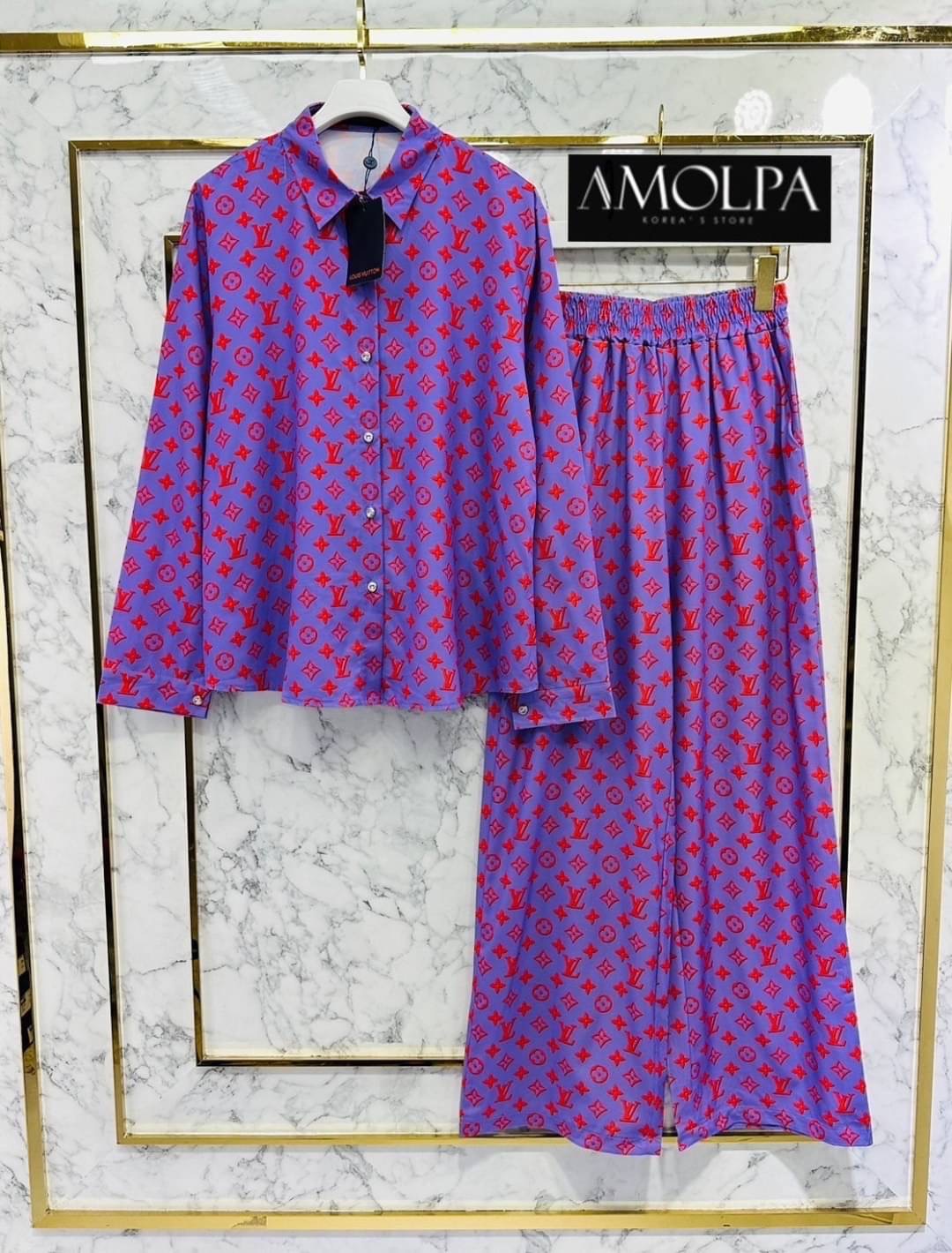 SET PAJAMAS LV งานใหม่ ตัวเสื้อเป็นเชิ้ต LOUIS VUITTON เด่นเป็นสง่า มาพร้อมกางเกงขายาว ใส่เข้ากันลงตัว ใส่สบาย : สินค้าคุณภาพ (พร้อมส่ง)