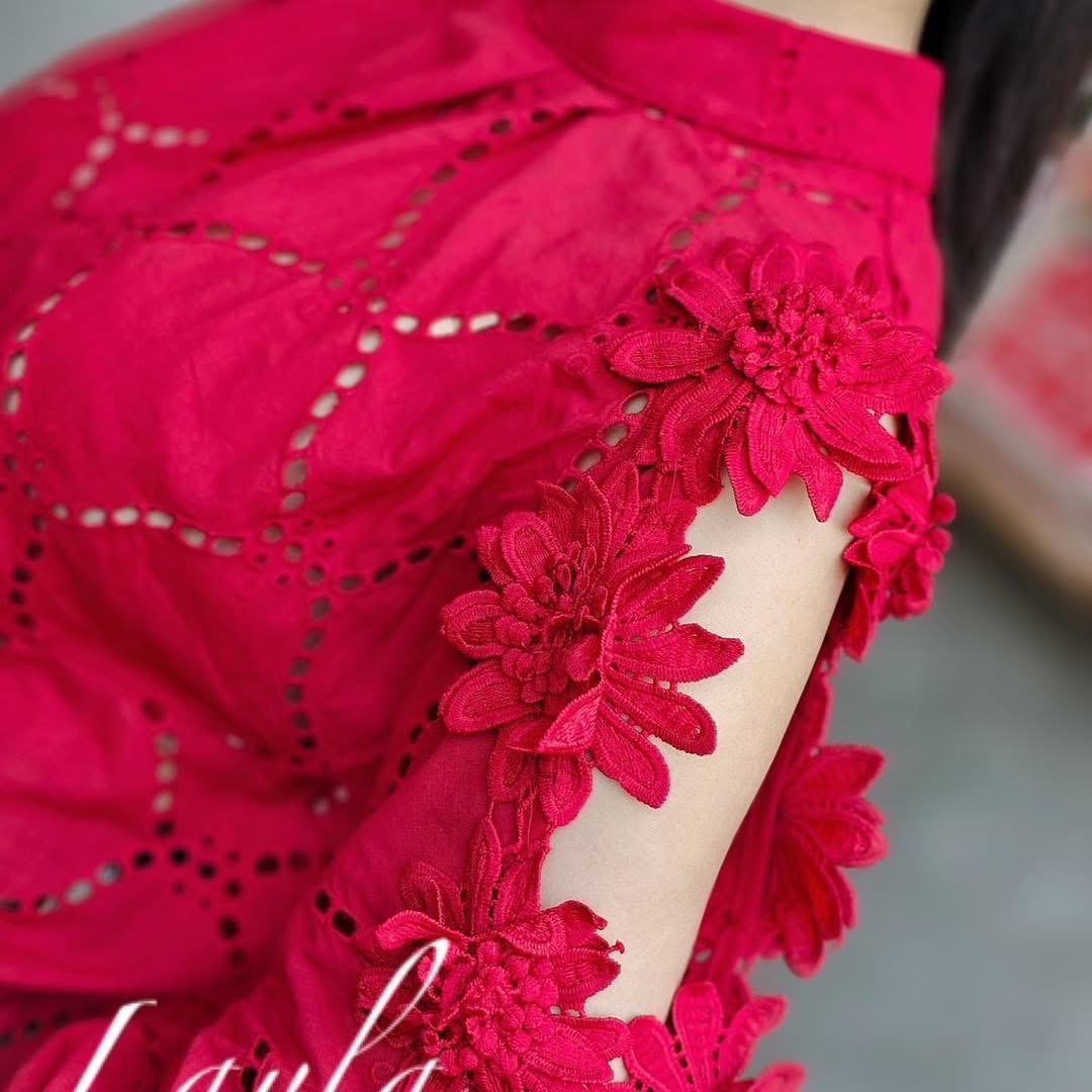 เสื้อคอตตอนฉลุเว้าไหล่ แต่งดอกไม้สวยๆ ทรงเอน่ารัก ใส่ปล่อยๆ ใส่สบาย : สินค้าคุณภาพ (พร้อมส่ง)