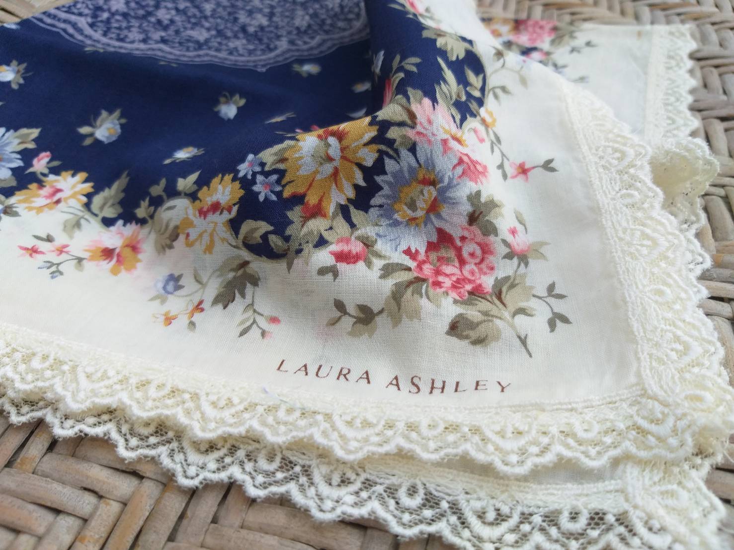 ผ้าเช็ดหน้า LAURA ASHLEY ผ้าดีมาก ขอบลูกไม้