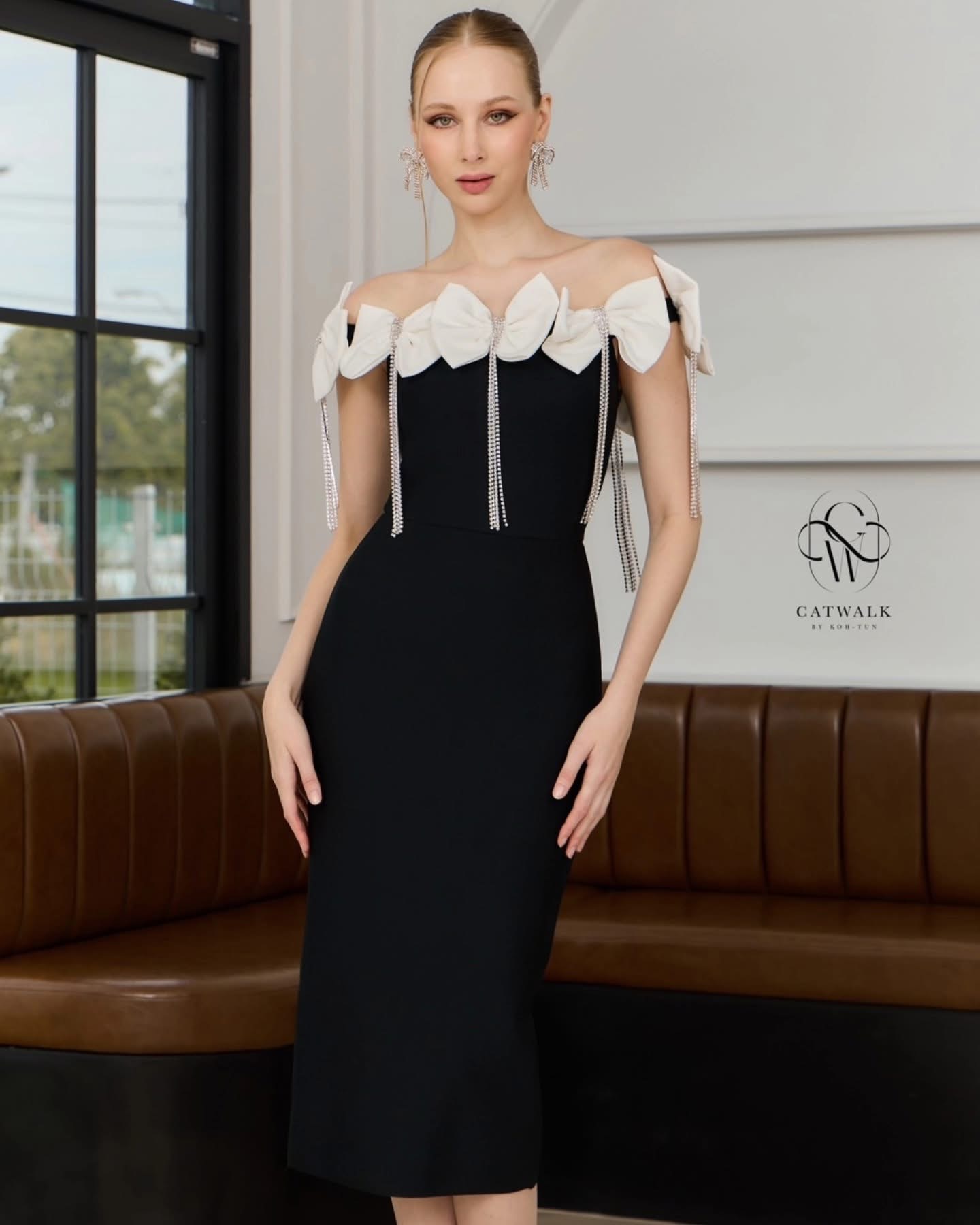 เดรสแต่งโบว์+สร้อยเพชร ตัวชุดเป็นผ้ายืดเนื้อหนาเก็บทรงสวย เพิ่มความหรูหราด้วยโบว์รอบไหล่ แต่งด้วยสร้อยเพชรตรงกลางโบว์ย้อยระย้าสวยมาก ใส่สบาย : สินค้าคุณภาพ (พร้อมส่ง)