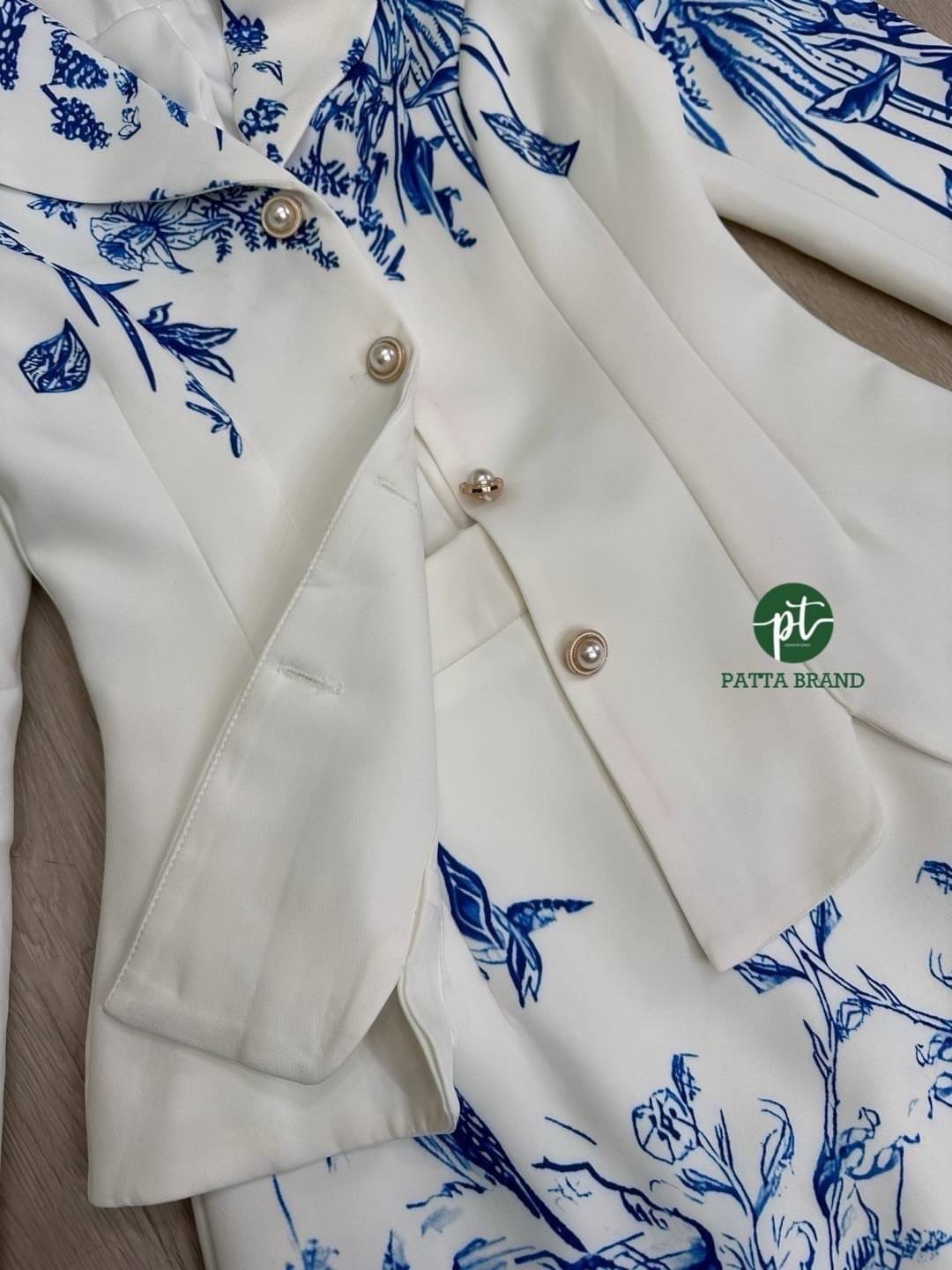 Set 2 ชิ้น สีขาว เสื้อคอปกแขนยาว แต่งกระดุมมึกด้านหน้าใช้งานได้จริง ชายเสื้อตัด ขอบโค้ง มาพร้อมกับ กระโปรงยาวสีขาวพิมพ์ ใส่สบาย สินค้าคุณภาพ (พร้อมส่ง)