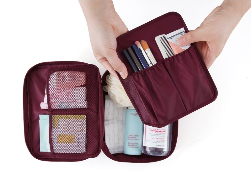 กระเป๋าอเนกประสงค์พกพาสะดวก สำหรับใส่อุปกรณ์เครื่องสำอาง อุปกรณ์ห้องน้ำ หรือสิ่งของจำเป็นอื่นเพื่อการเดินทาง ทำจากไนล่อนกันน้ำคุณภาพดี