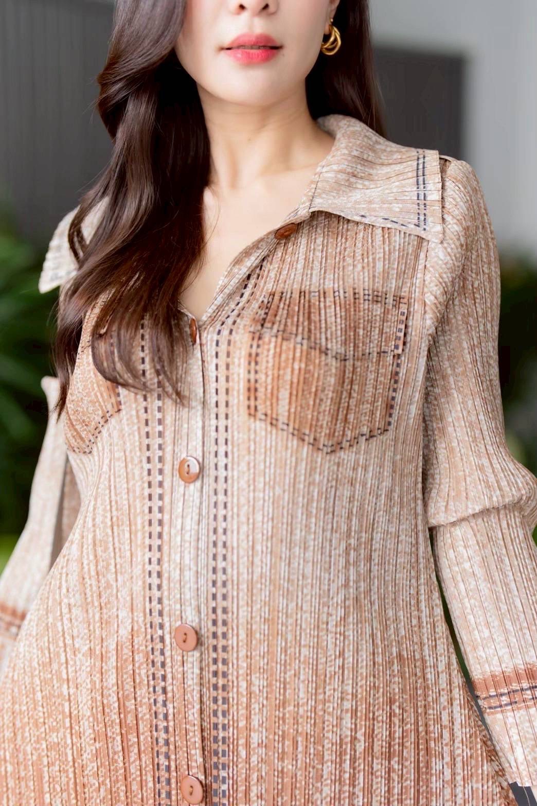 เดรสคลุมเข่า ทรงคอปก แขนสั้น แพทเทิร์นอัดพลีทเข้าเคิร์ฟ ทรงสวย Premium 👍🏻 พิมพ์ลายยีนส์ ทั้งตัว ดีเทลแน่นๆ ใส่สบาย : สินค้าคุณภาพ (พร้อมส่ง)