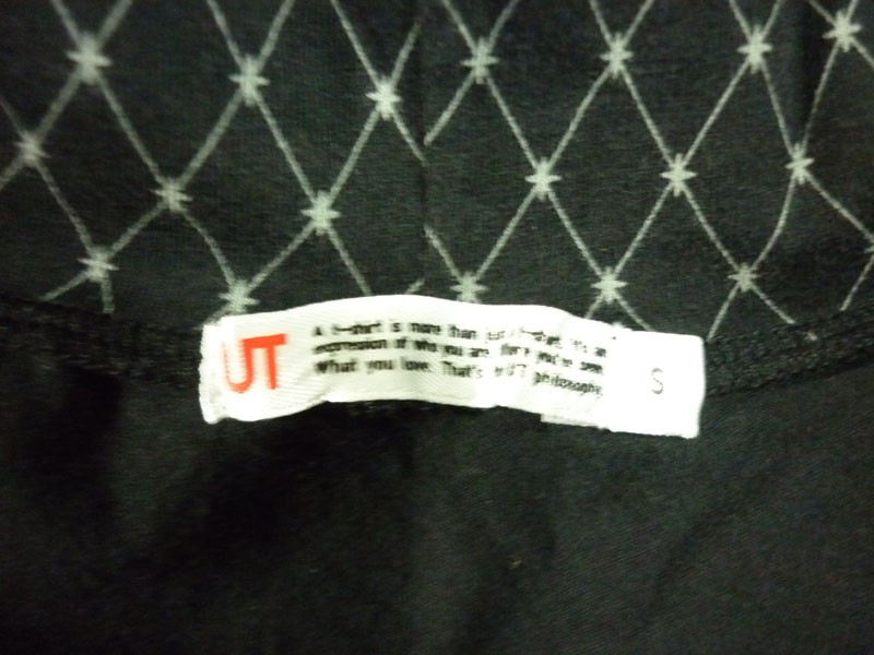 เสื้อคอเต่า Uniqlo รุ่น UT Sz S สวยมาก (ของใหม่)