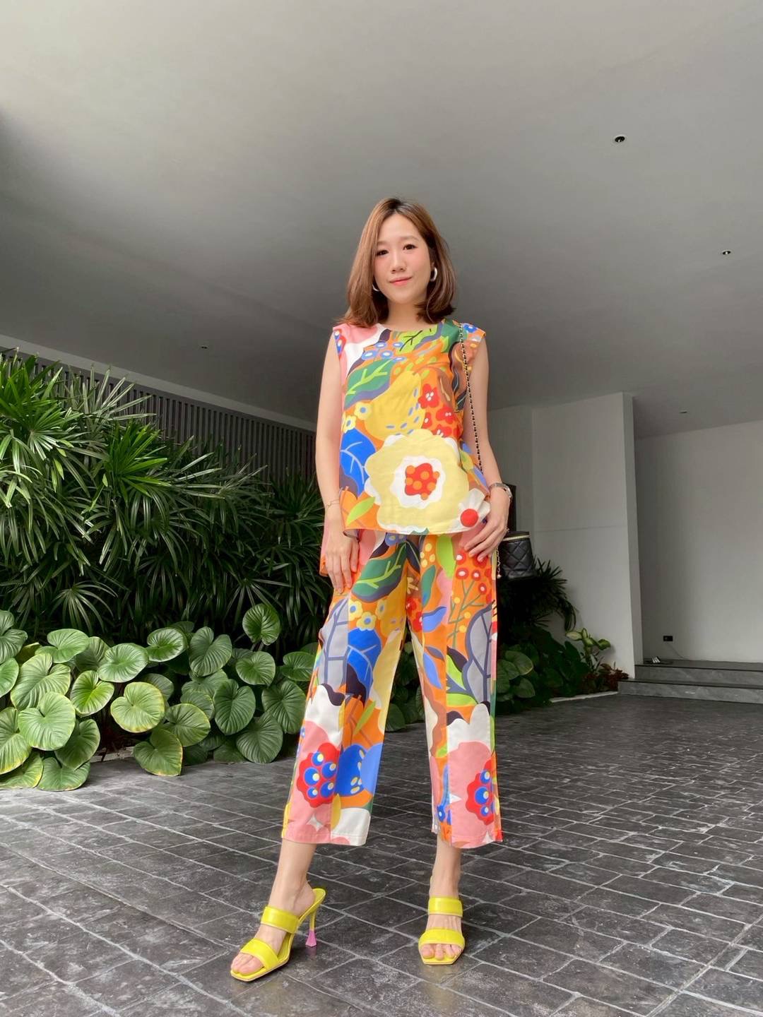 ชุดเซตแขนกุด กางเกง 5 ส่วน แพตเทิร์นน่าร๊ากกกก มาแล้วคร้า เสื้อคอกลม แขนกุด แต่งกระดุมด้านหลัง กางเกงสมอค ตัดต่อจีบด้านหน้า เกร๋ ใส่สบาย : สินค้าคุณภาพ (พร้อมส่ง)