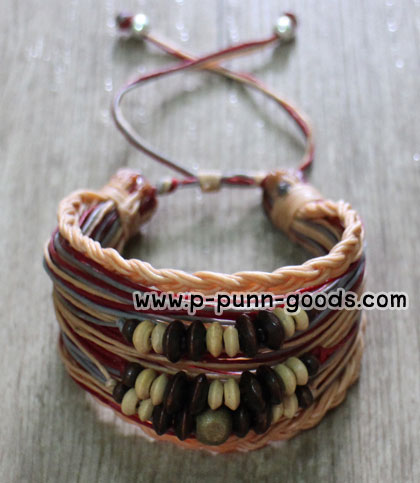 ข้อมือเชือกเทียนถักลูกปัดไม้