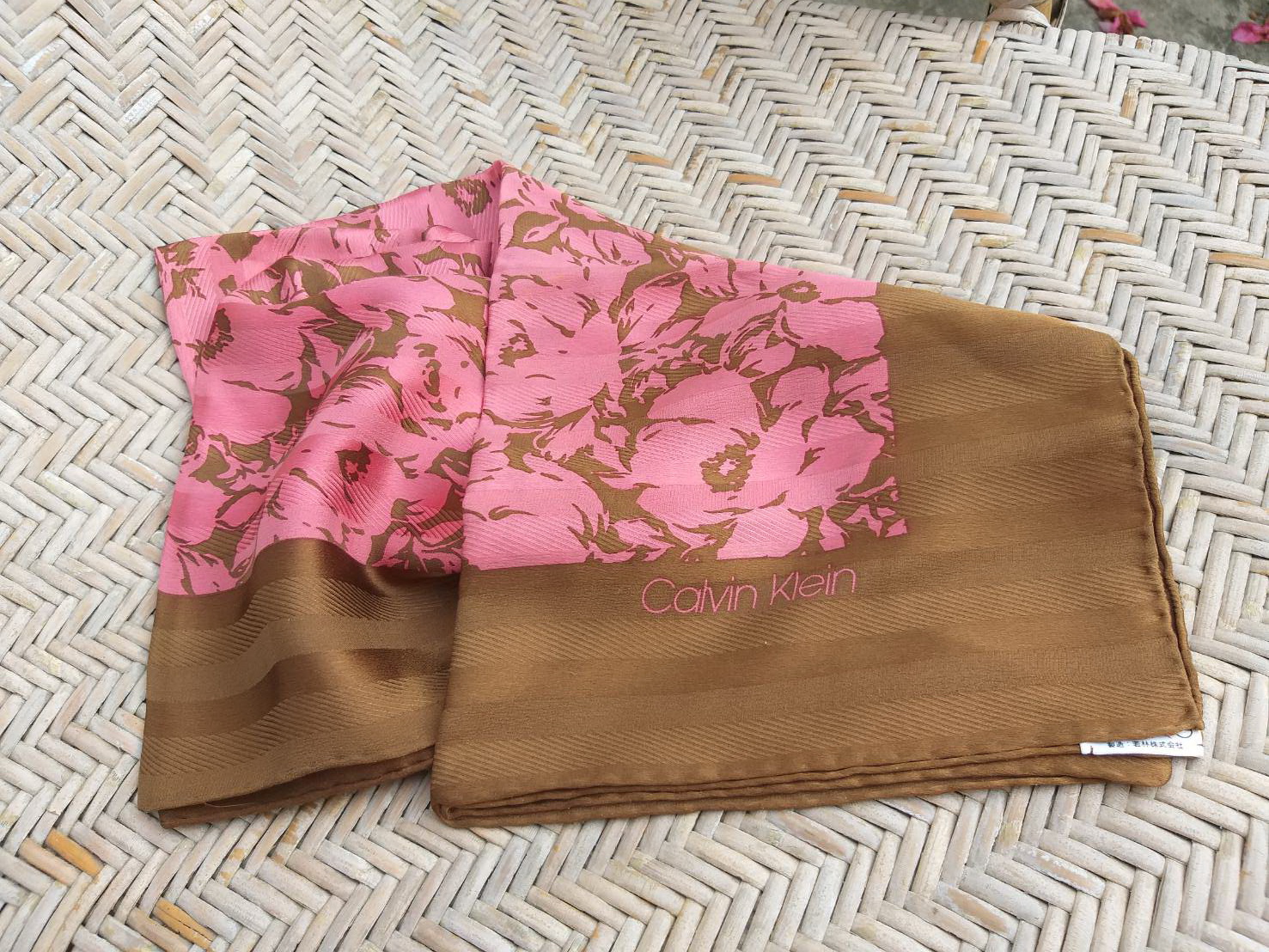 ผ้าคลุมไหล่ 100% Silk Calvin Klein