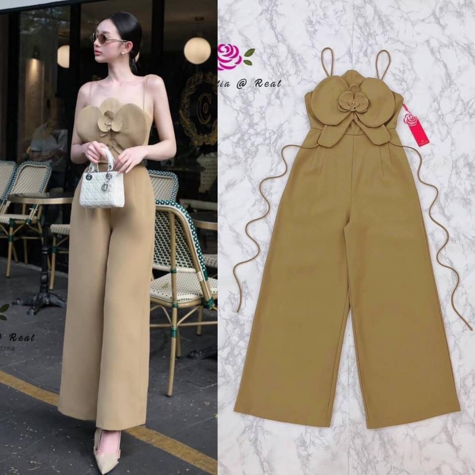 จั้มสูทสายเดี่ยว ขายาวตัวสวยทรงดี ด้านหน้าช่วงอกเก๋ ด้วยการแต่งดอกไม้อันใหญ่บึ้ม ท่อนล่าง ขากระบอกใหญ่ ใส่สบาย สินค้าคุณภาพ (พร้อมส่ง)