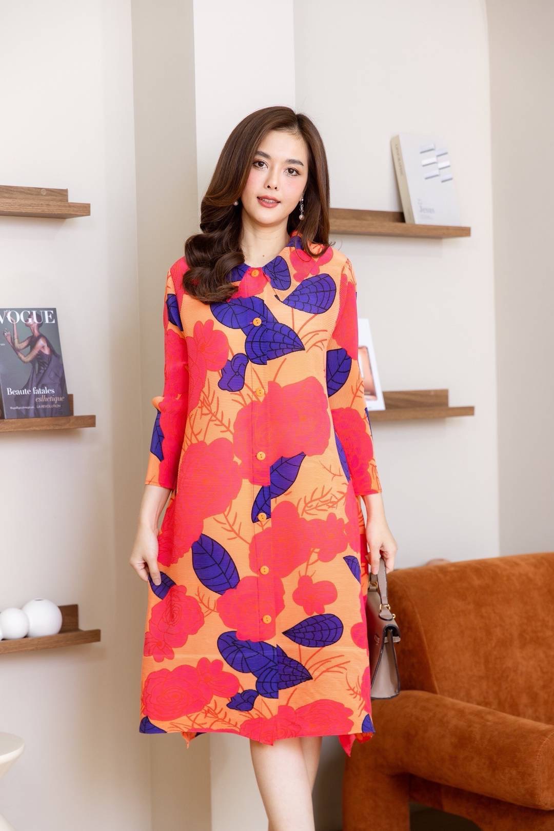 เดรสอัดพลีทลายดอกไม้ทั้งตัว เล่นสีได้สวยลงตัวมากค่ะ ใส่สบาย : สินค้าคุณภาพ (พร้อมส่ง)