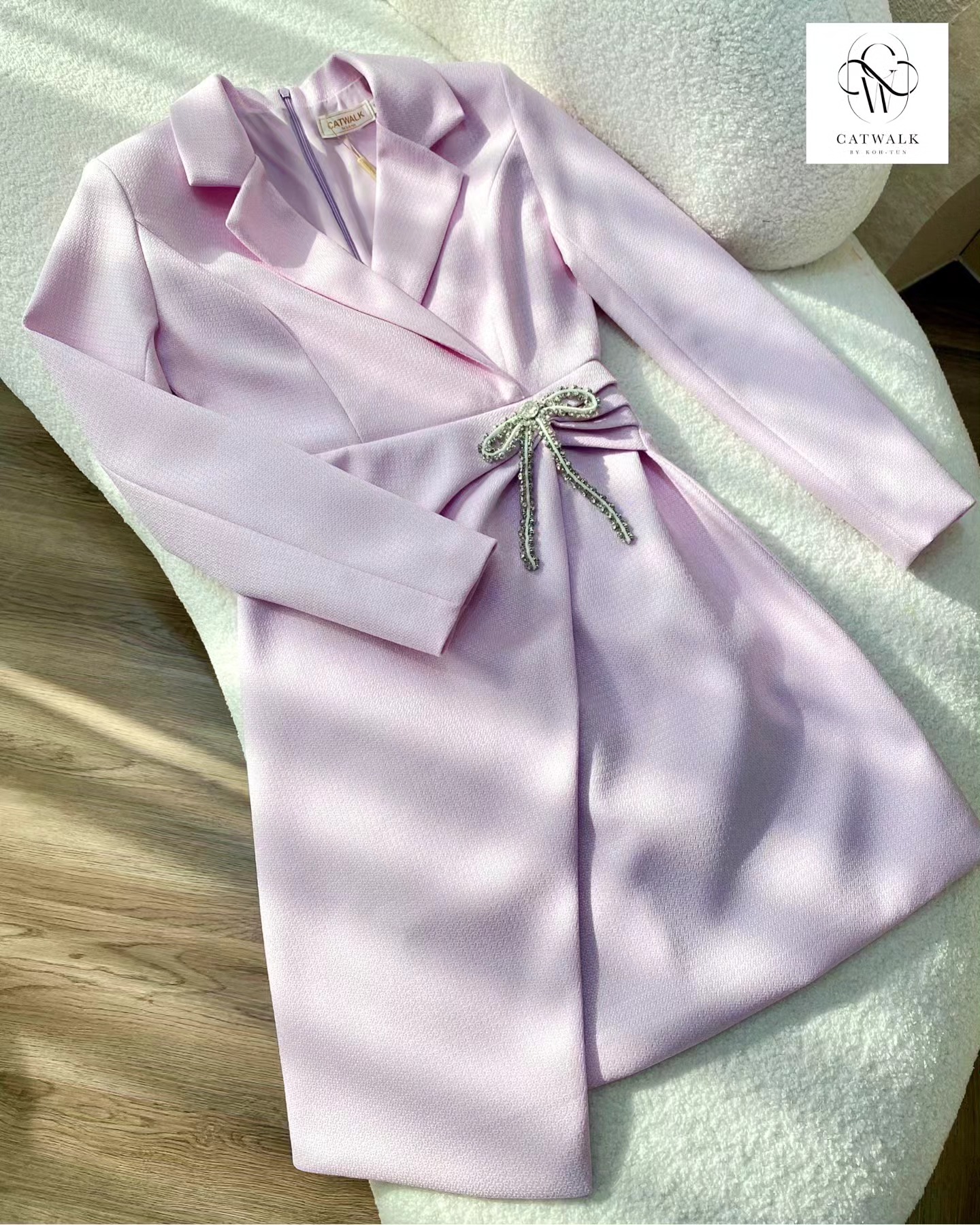 เดรสปก เทเล่อร์แต้งโบว์เพชร เนื้อผ้าเกรดเอมีลายทอในตัว ตัวชุดเป็นปกเทเล่อร์ทรงเข้ารูป กระโปรงเป็นทรงเอ ใส่สบาย สินค้าคุณภาพ (พร้อมส่ง)