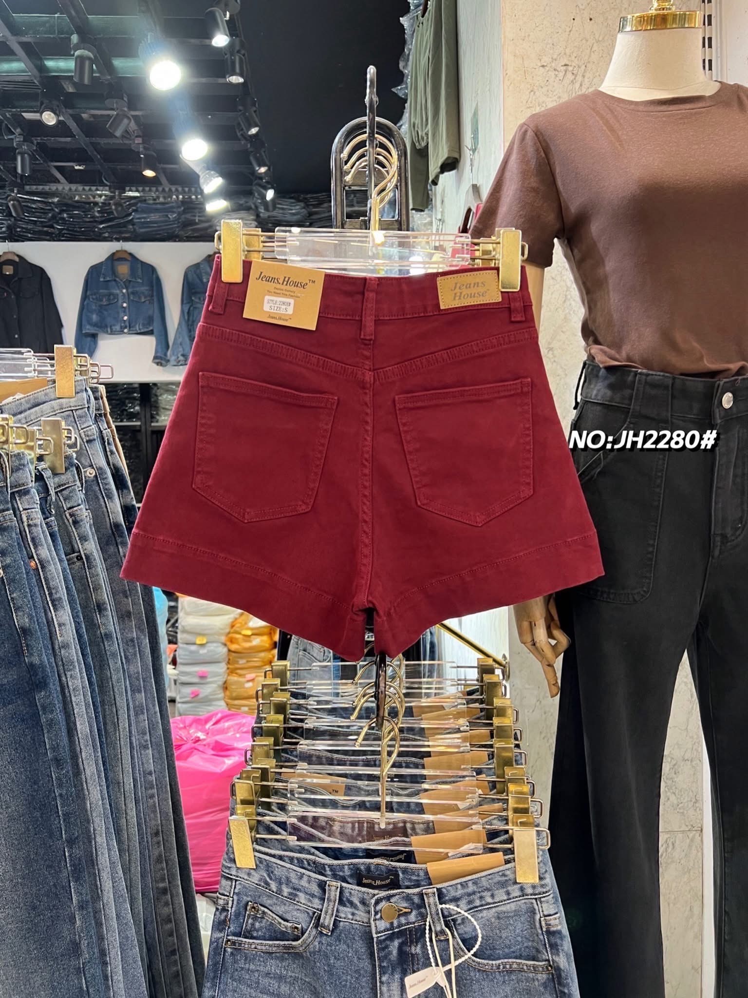 กางเกงยีนส์ขาสั้น ทรงเอวสูง รุ่นนี้บอกเลยทรงสวยมาก เนื้อผ้ายีนส์ยืด รุ่นนี้ทำจากผ้ายีนส์เนื้ออย่างดี ทรงเป๊ะมากๆๆ ไม่รัดตัว ใส่สบาย ดีเทลปลายขากว้าง เก๋มากๆ ใส่สบาย : สินค้าคุณภาพ (พร้อมส่ง)