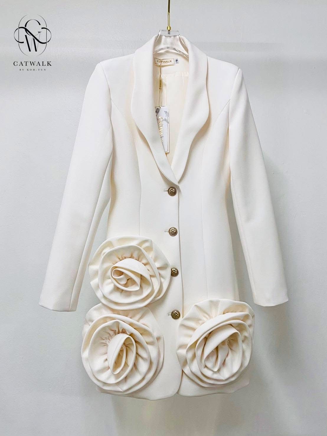 เดรสแต่งปลายดอกกุหลาบ เนื้อผ้าเกรดเอ ตัวชุดเป็นทรงเข้ารูปกระโปรงเป็นทรงเอเล็กน้อย ปกตัวชุดแต่งของเป็นโค้งสวยงาม ปลายชุดแต่งด้วยกุหลาบผ้าดอกใหญ่ดูโดดเด่นสุดๆ เพิ่มความหรูหราด้วยกระดุมสีทอง ใส่สบาย : สินค้าคุณภาพ (พร้อมส่ง)