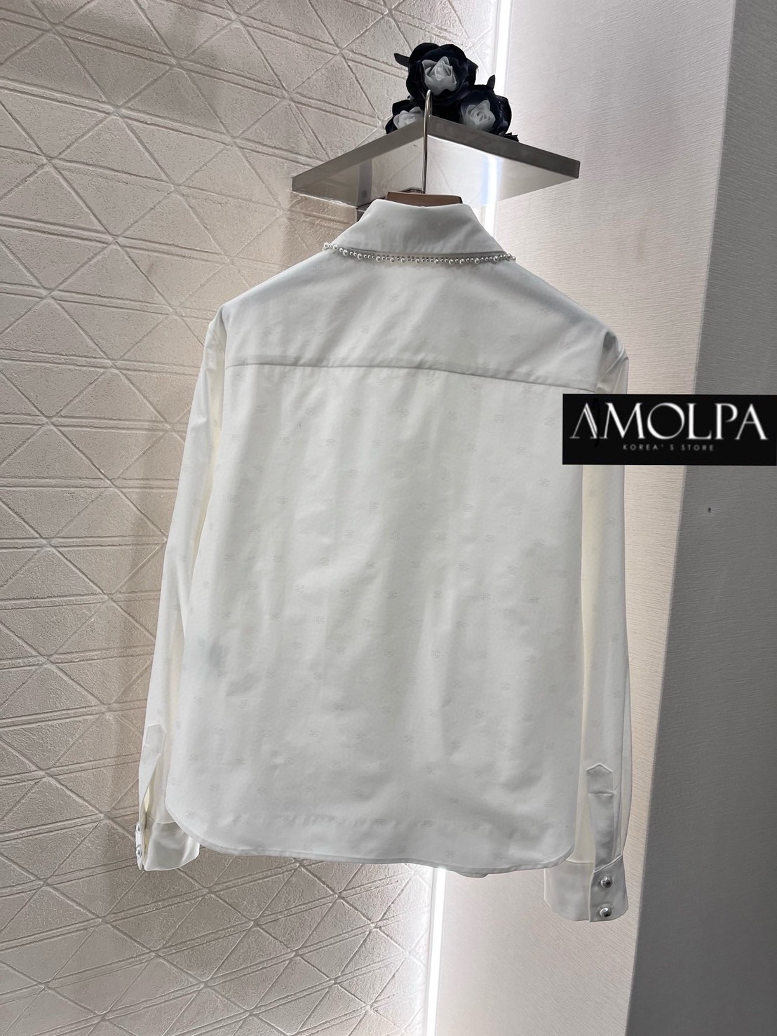 SHIRT CC คอลเลคชั่นใหม่ ตัวเสื้อเป็นเชิ้ต CHANELเนื้อผ้าลายCC แต่งกระดุมมุขช่วงปก งานสวยม๊ากกกก ใส่สบาย : สินค้าคุณภาพ (พร้อมส่ง)