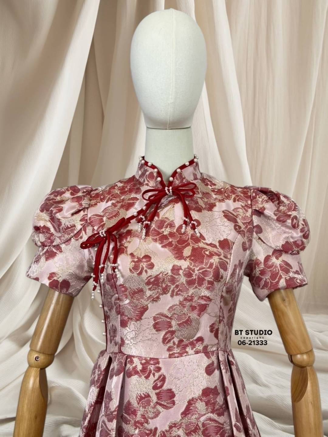 เดรสคลุมเข่างานผ้าทอลายแจ๊คกาดงานสวยเนื้อผ้าปักทอลายทั้งตัวอย่างดี แต่งกุ้นแทบสีแดงและมุกแต่งโบ 2 ชิ้น สามารถเลือกติดได้ ใส่สบาย : สินค้าคุณภาพ (พร้อมส่ง)