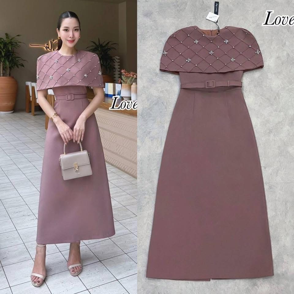 เดรสโทนสีม่วงตกแต่งเพชร ลุคนี้มีความเรียบหรูดูแพงมากๆค้า ดีเทลทรงแขนคลุมไหล่ ตัวเพรชเป็นงานตอกหมุดผสมกับงานเย็บแน่นหนาไม่หลุดง่าย ทรงกระโปรงไม่บานมากค่ะ ด้านหลังผ่าเดินง่าย ใส่สบาย : สินค้าคุณภาพ (พร้อมส่ง)