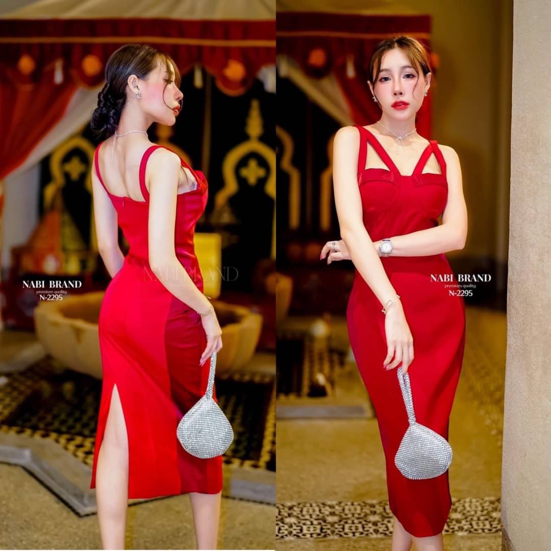 เดรสยาวทรงเข้ารูป แทบด้านข้างและอก แต่งด้วยผ้าด้าน ตัวเดรสใช้ผ้าเงาดีไซน์หรู ผ่าด้าน หลังตรงกลางเล็กน้อย ใส่สบาย : สินค้าคุณภาพ (พร้อมส่ง)