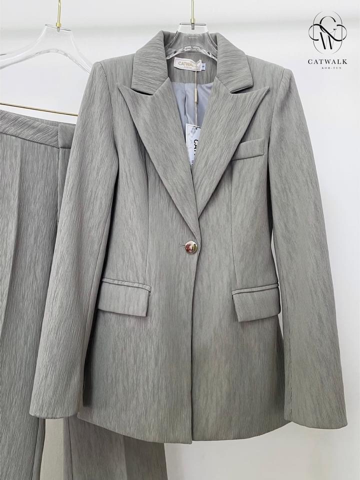 เซต BLAZER 3 ชิ้น เนื้อผ้าลูกฟูกเกรดเอ ตัว BLAZERเป็นทรงเข้ารูป +เสื้อเชิ้ตสีขาวทรงเข้ารูป +กางเกงเป็นทรงขาม้า . สินค้าคุณภาพ (พร้อมส่ง)