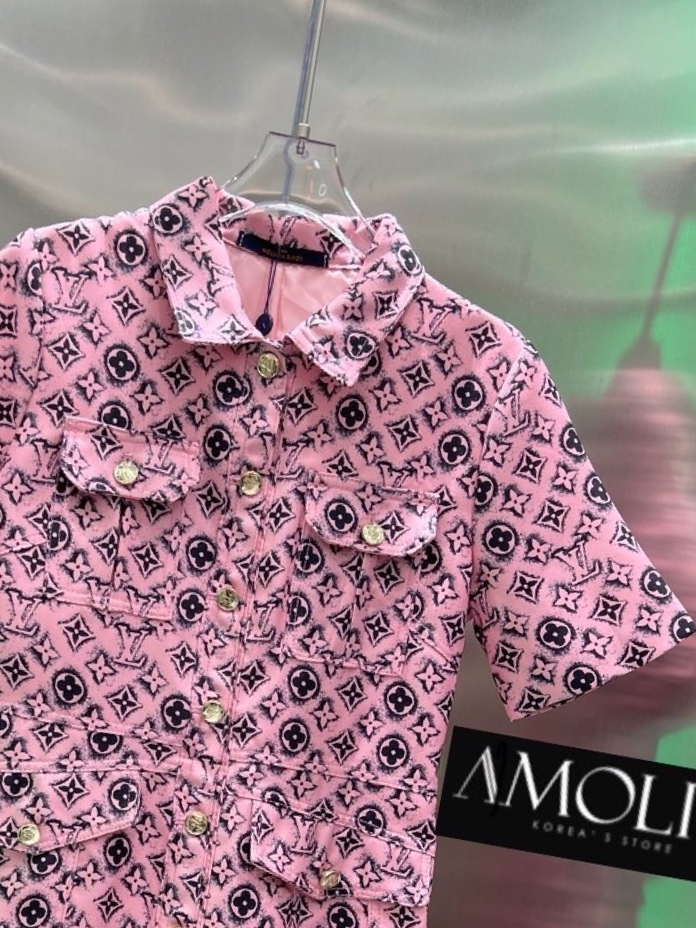 DRESS LOUIS VUITTON DENIM งานเดรสยีนส์งานพรีเมียมเกินบรรยายมาก ใช้ผ้าเนื้อดีสุดๆ ผ้ายีนส์แท้100เปอเซน กระดุมปั้มสีทอง มาพร้อมเข็มขัดหัวLV สวยหรูดูแพง สินค้าคุณภาพ (พร้อมส่ง)