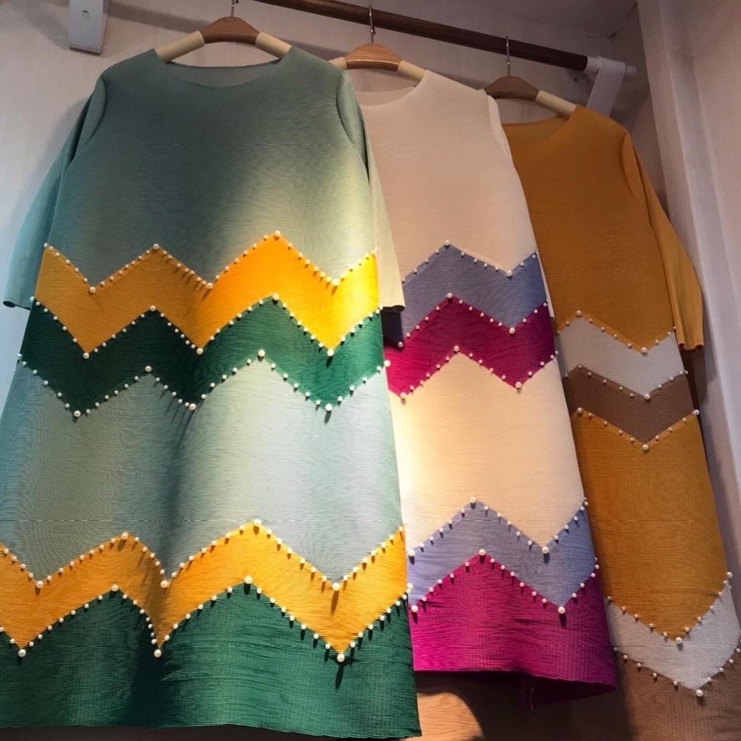 ชุดเดรส คอกลม แขน3 ส่วน แพตเทิร์นเฉลียง แขนพอง เรียบหรู ไฮโซววววว 👑 เนื้อผ้าพลีท เนื้อนุ่มเด้ง งานไล่เฉดสี และประดับมุก สินค้าคุณภาพ (พร้อมส่ง)