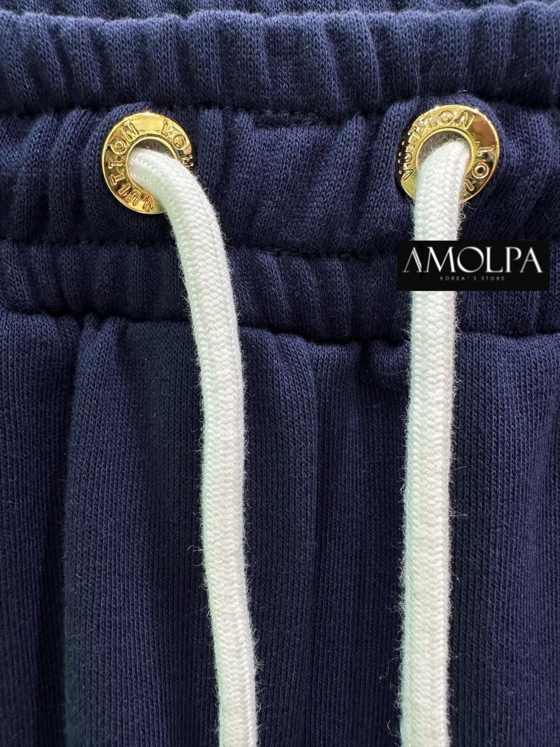 SET HOOD LV. ชนช๊อป... ตัวเสื้อเป็น HOOD หมวก ปัก LOGO ที่หน้าอก-ด้านหลัง สวยเด่น มาให้ช๊อปพร้อมกางเกงขายาว เนื้อผ้าพรีเมียมสุด ปั้มทุกจุด สินค้าคุณภาพ (พร้อมส่ง)