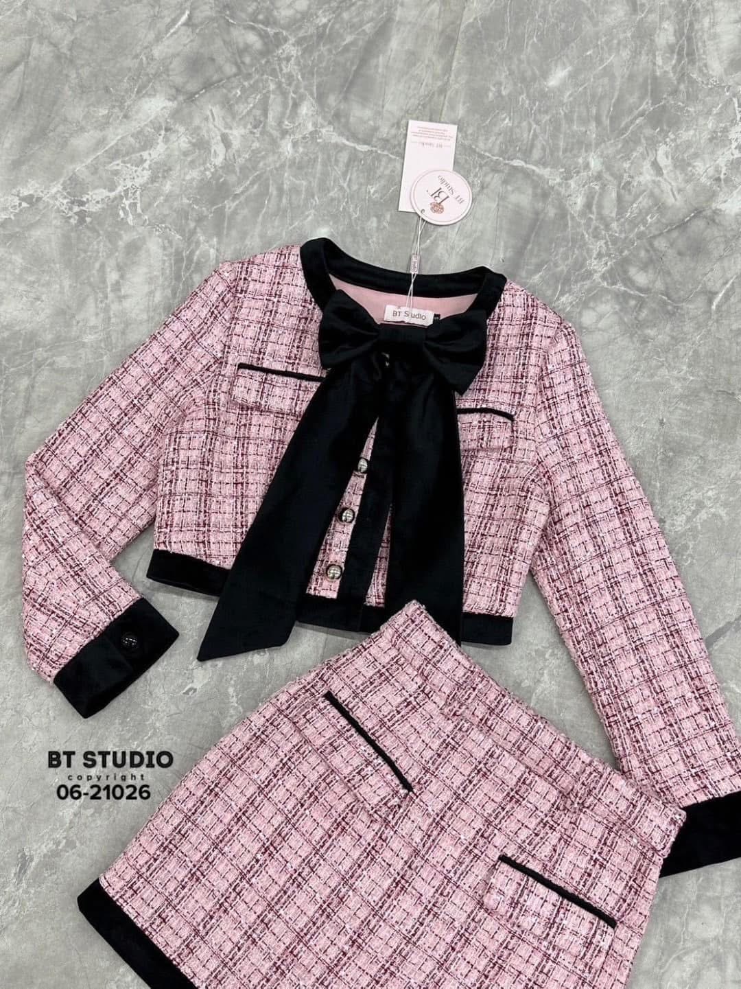 เซท 3 ชิ้น เสื้อเนื้อผ้าทวิสต์แขนยาว ผ้าลายทวิสต์ติดกระดุมหน้าแต่งกระเป๋าหลอก คอกลมปลายชายเสื้อและปลายแขนแต่งแทบกุ้น สีตัดกัน มาพร้อมริบบิ้นโบติดตรงกลาง มาพร้อม กระโปรงสั้น ใส่สบาย : สินค้าคุณภาพ (พร้อมส่ง)