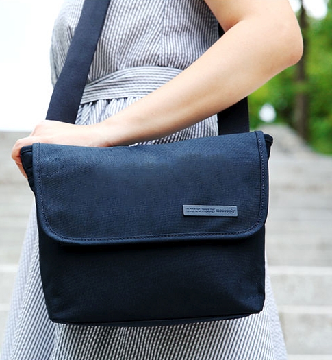 DINIWELL 2 Way MESSENGER BAG เป็นได้ทั้งสะพายข้าง-ไหล่ และสะพายหลัง ขนาดใหญ่ ใส่ได้ทั้งทำงาน ท่องเที่ยว ช่องเยอะ น้ำหนักเบา ผลิตจากไนล่อนคุณภาพสูง กันน้ำ มี 4 สีให้เลือก