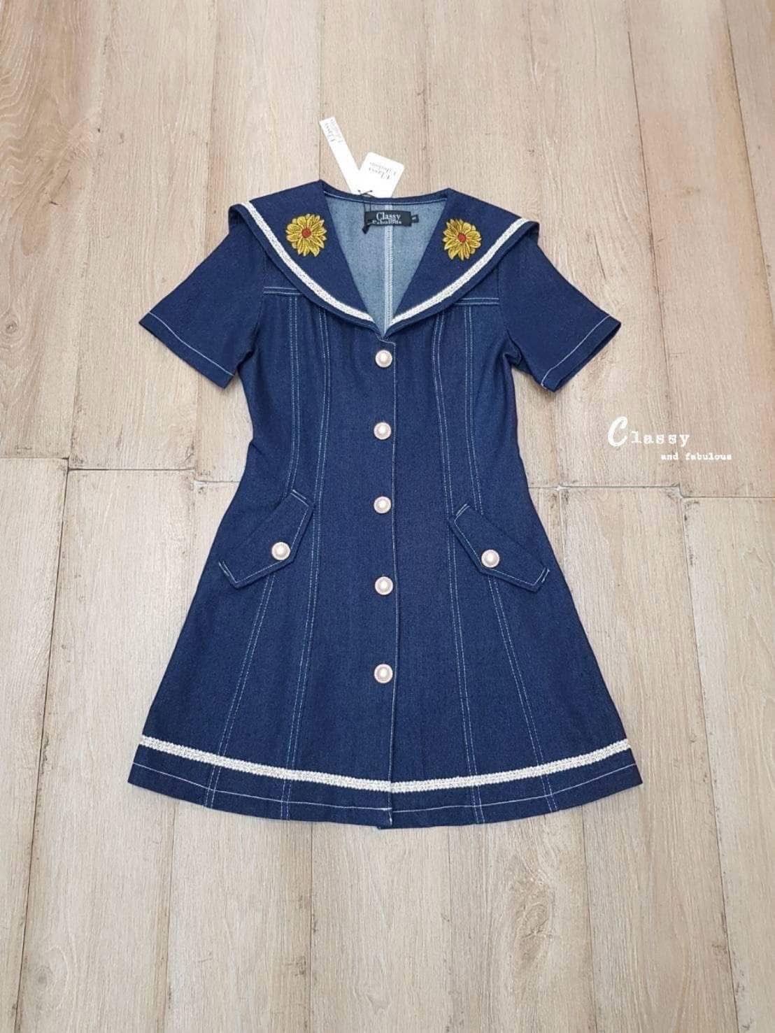 เดรสกระโปรงยีนส์สั้น ปกกะลาสีปักดอกทานตะวัน แต่งกระดุมมุกด้านหน้า ใส่สบาย : สินค้าคุณภาพ (พร้อมส่ง)