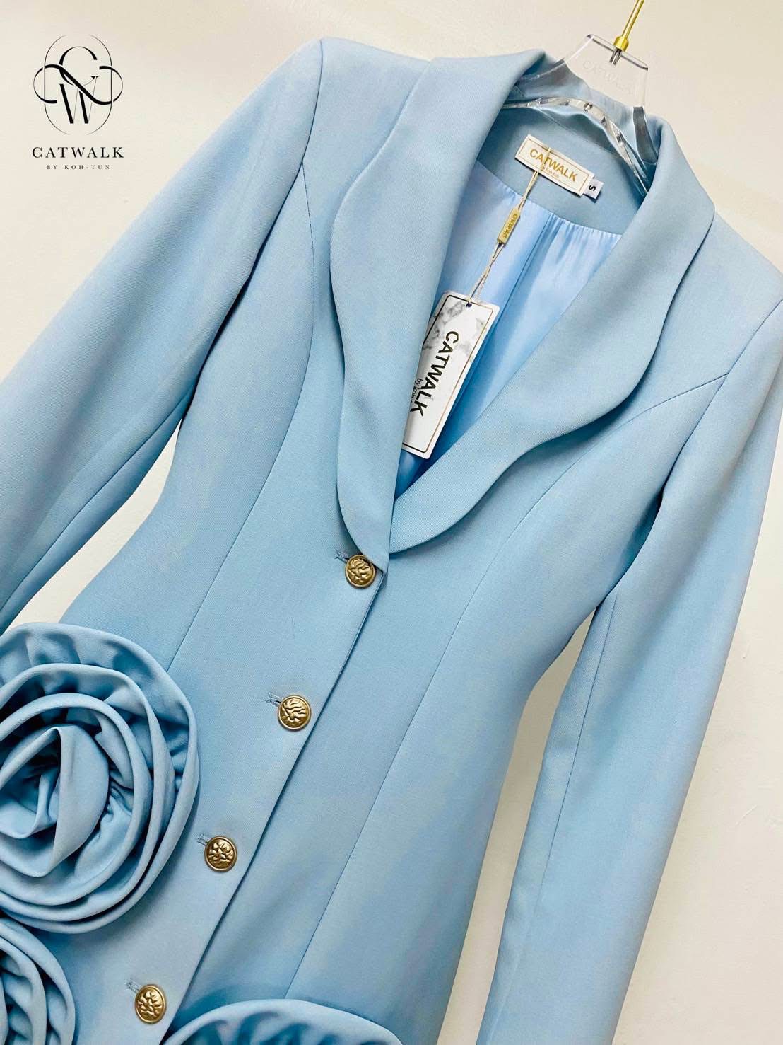 เดรสแต่งปลายดอกกุหลาบ เนื้อผ้าเกรดเอ ตัวชุดเป็นทรงเข้ารูปกระโปรงเป็นทรงเอเล็กน้อย ปกตัวชุดแต่งของเป็นโค้งสวยงาม ปลายชุดแต่งด้วยกุหลาบผ้าดอกใหญ่ดูโดดเด่นสุดๆ เพิ่มความหรูหราด้วยกระดุมสีทอง ใส่สบาย : สินค้าคุณภาพ (พร้อมส่ง)