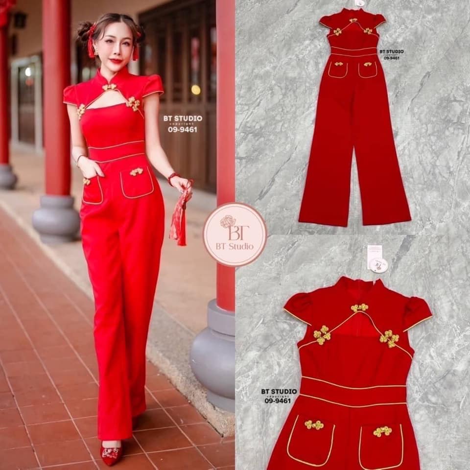 จั้มสูทขายาวแขนเต่อปิดต้นแขน คอจีนเว้ากลางอกเล็กน้อยแต่งกุ้นเดินขอบเส้นสีทองติดกระดุมจีนตรงกลางและด้านข้างตรงเอวแต่งแทบกุ้นเส้นทองสองเส้นแต่งกระเป๋า ใส่สบาย : สินค้าคุณภาพ (พร้อมส่ง)