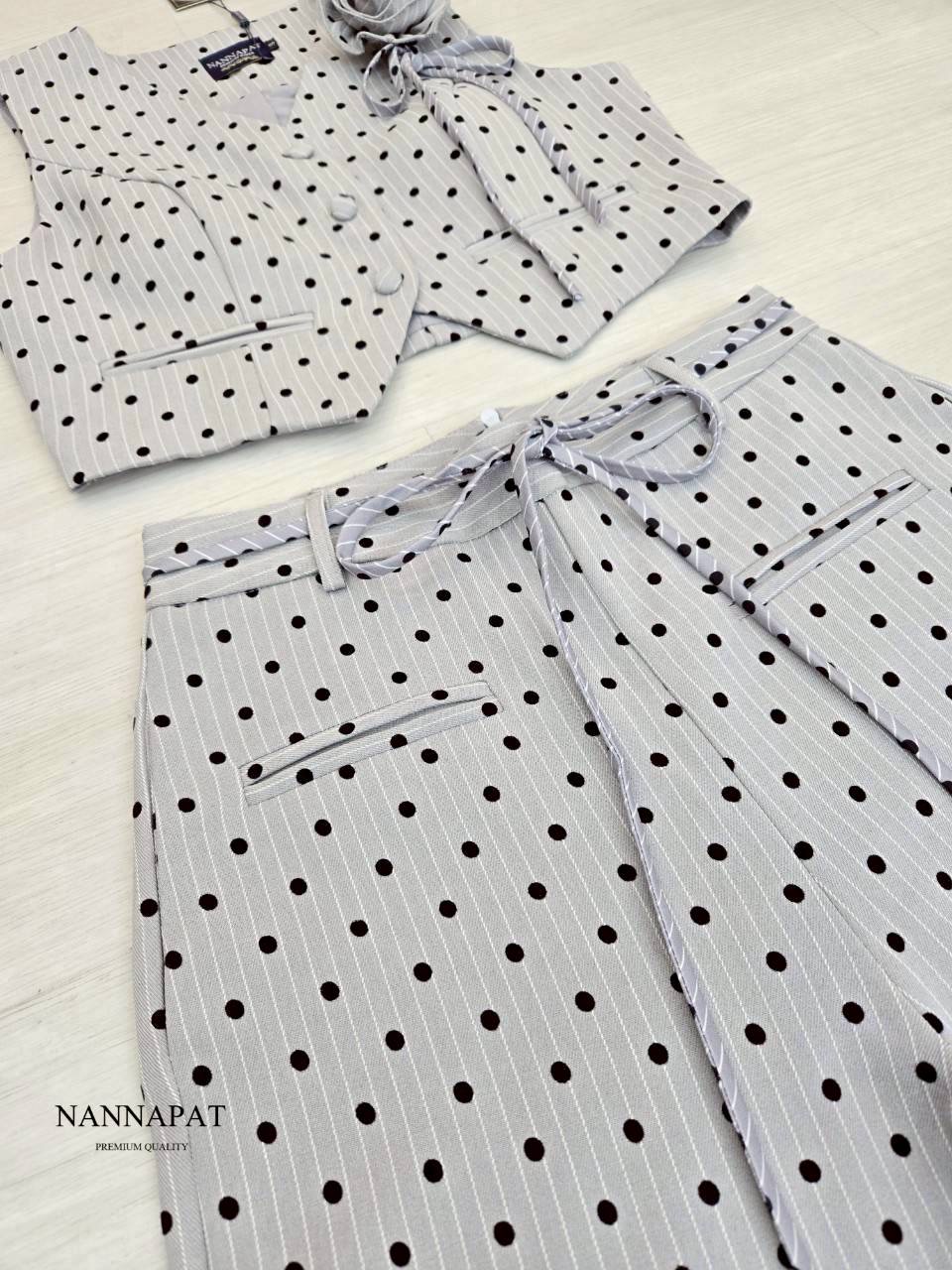 Set เสื้อทรงเก๋ ดอกไม้สามารถถอดได้นะค กางเกงก็ทรงสวยสับมาก พร้อมเชือกผูกเอวเกร๋ๆ ใส่สบาย : สินค้าคุณภาพ (พร้อมส่ง)