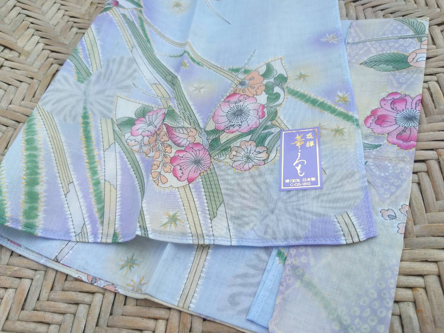 ผ้าเช็ดหน้าลายดอกไม้สวยๆ มีหลายลายค่ะ