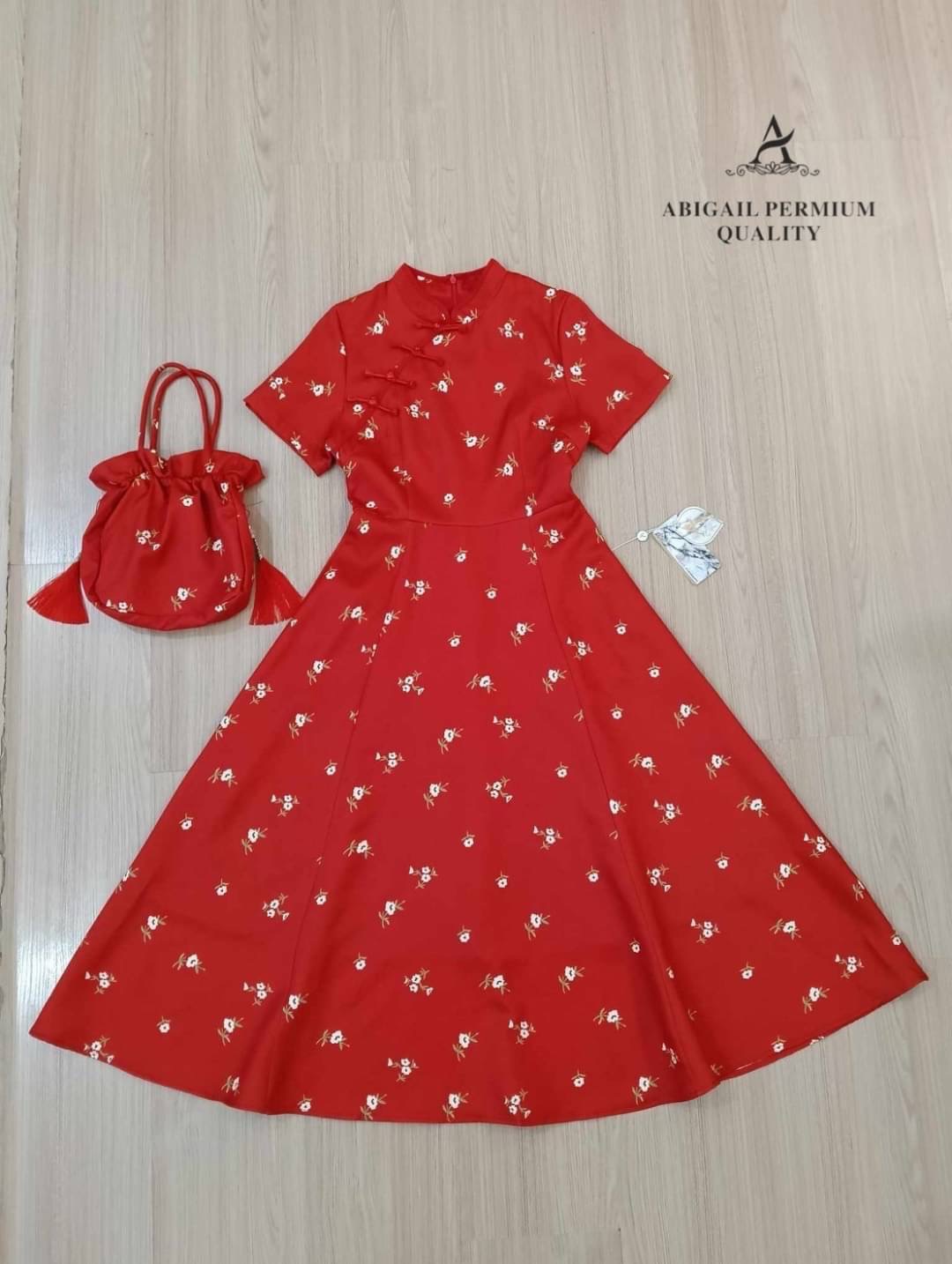 เซต2ขิ้น กี่เพ้าแขนสั้นพิมพ์ลายดอกไม้อกแต่ง กระดุมเรียงยาว เนื้อผ้าพรีเมียมมีน้ำหนัก ทิ้งตัว สวย พร้อมกระเป๋าหิ้ว1ใบใส่รับอั่งเปา ใส่สบาย : สินค้าคุณภาพ (พร้อมส่ง)