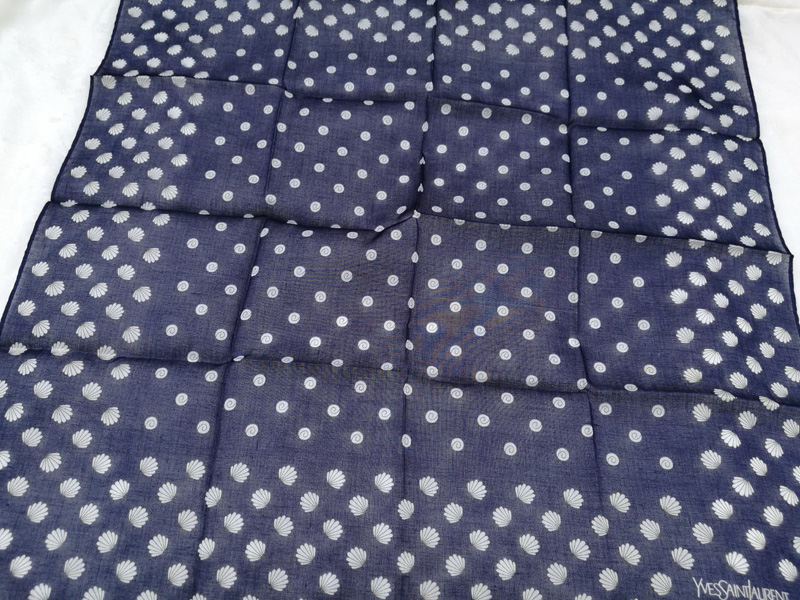 ผ้าเช็ดหน้า YvesSaintLaurent สวยเก๋ค่ะผืนนี้