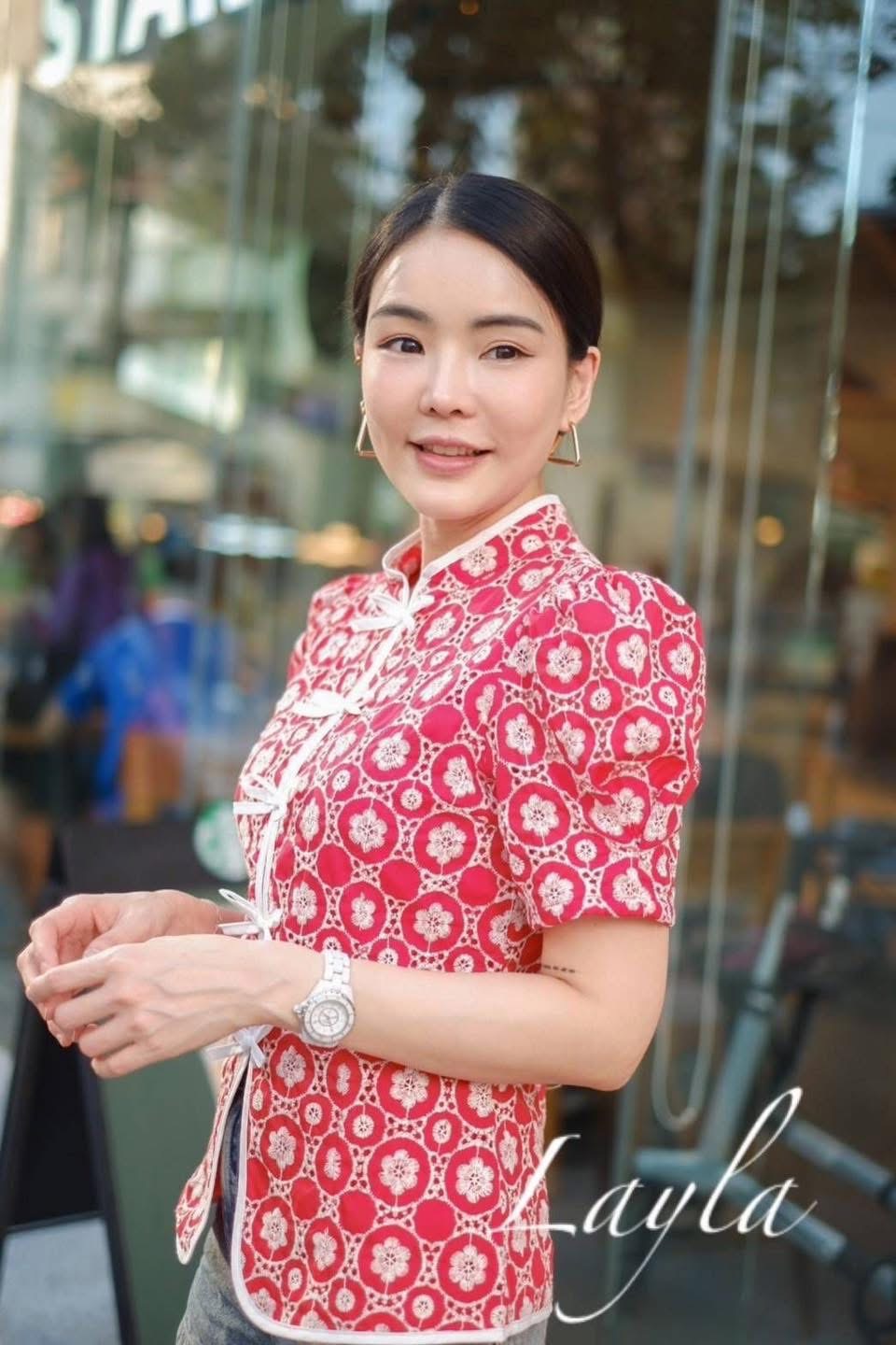 เสื้อกี่เพ้าผ้าปักฉลุลายดอกไม้ ทรงเข้ารูปน่ารัก กุ้นขอบสีขาวรอบตัว แต่งโบว์ปุ๊กปิ๊กสีขาวเข้ากันสุดๆ งานมีซิปยาวด้านหลัง ใส่สบาย : สินค้าคุณภาพ (พร้อมส่ง)