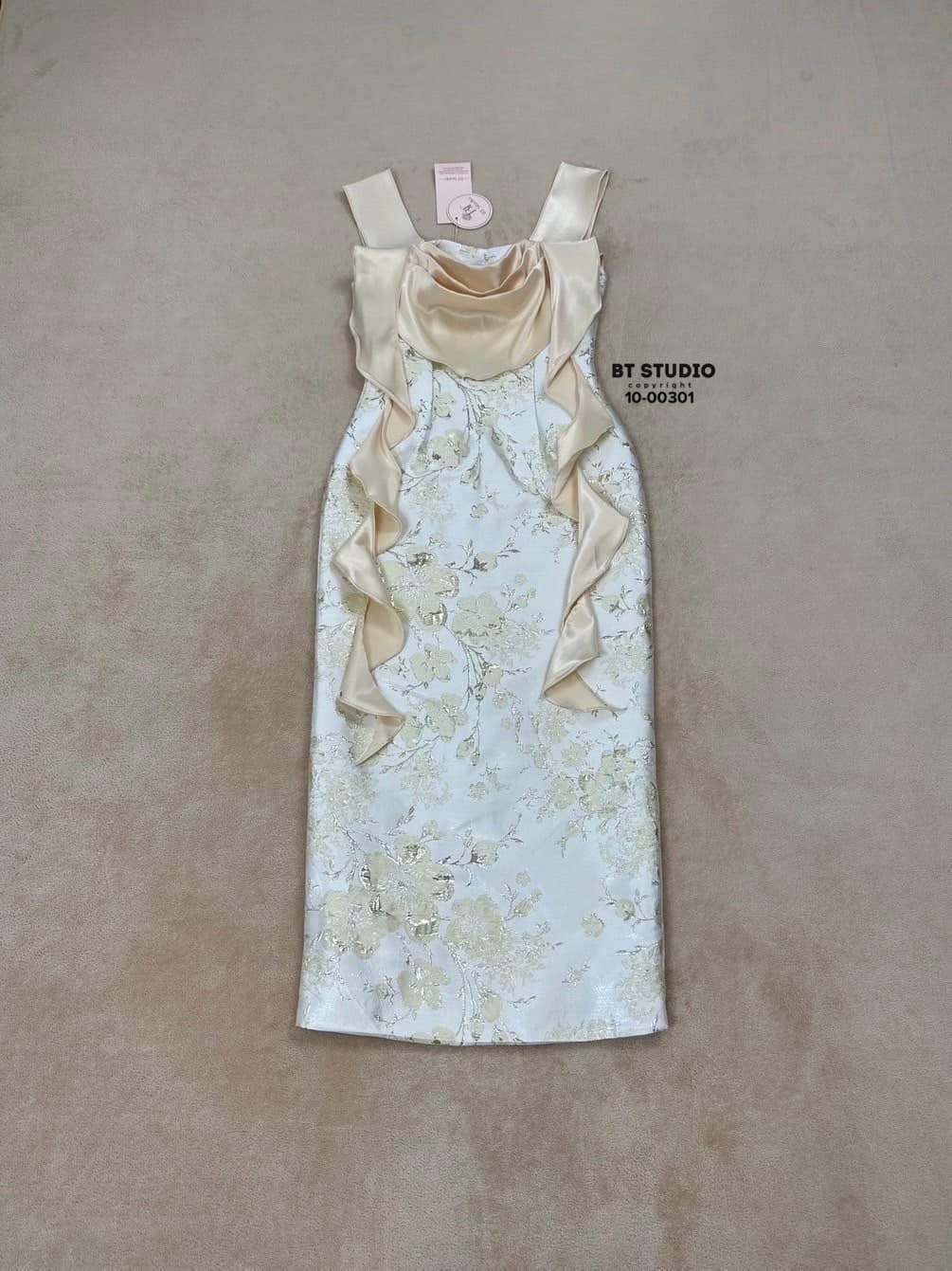 เดรสยาวออกงานแต่งสายเดี่ยวเนื้อผ้าซาตินแต่งคอถ่วงเป็นรูปหัวใจแต่งระบายชายทั้งสองข้าง งานผ้าทอลายแจ๊คกาด ผ่าหลัง งานสวยเนื้อผ้าดีมีซับใน มีซิปหลังค่ะ ใส่สบาย : สินค้าคุณภาพ (พร้อมส่ง)