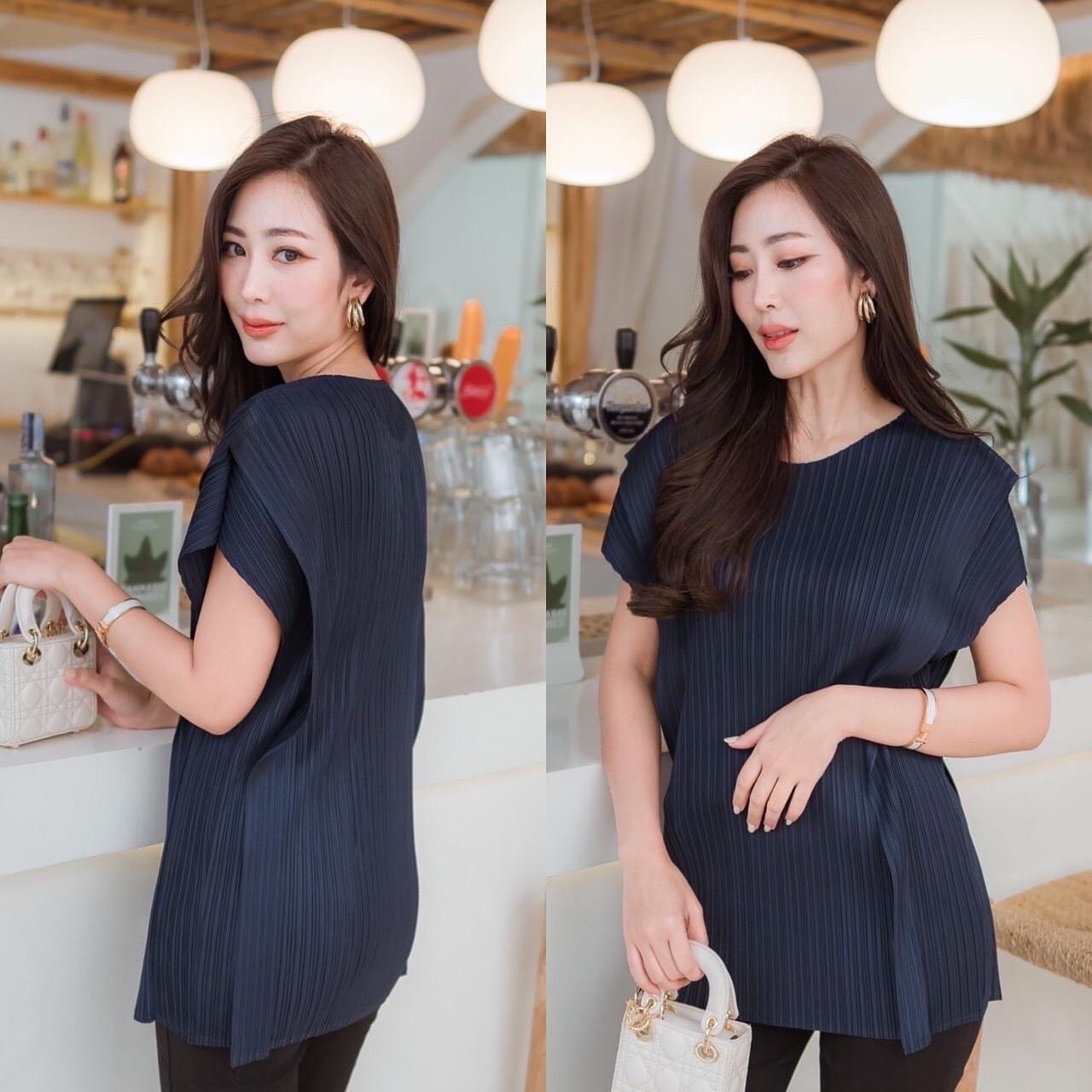 เสื้ออัดพลีทอย่างดี แบบงานแบรนด์ ดีไซด์ไหล่ล้ำ ตัดขอบช่วง ไหล่ทำ 2 ชั้น เล่นระดับ : สินค้าคุณภาพ (พร้อมส่ง)