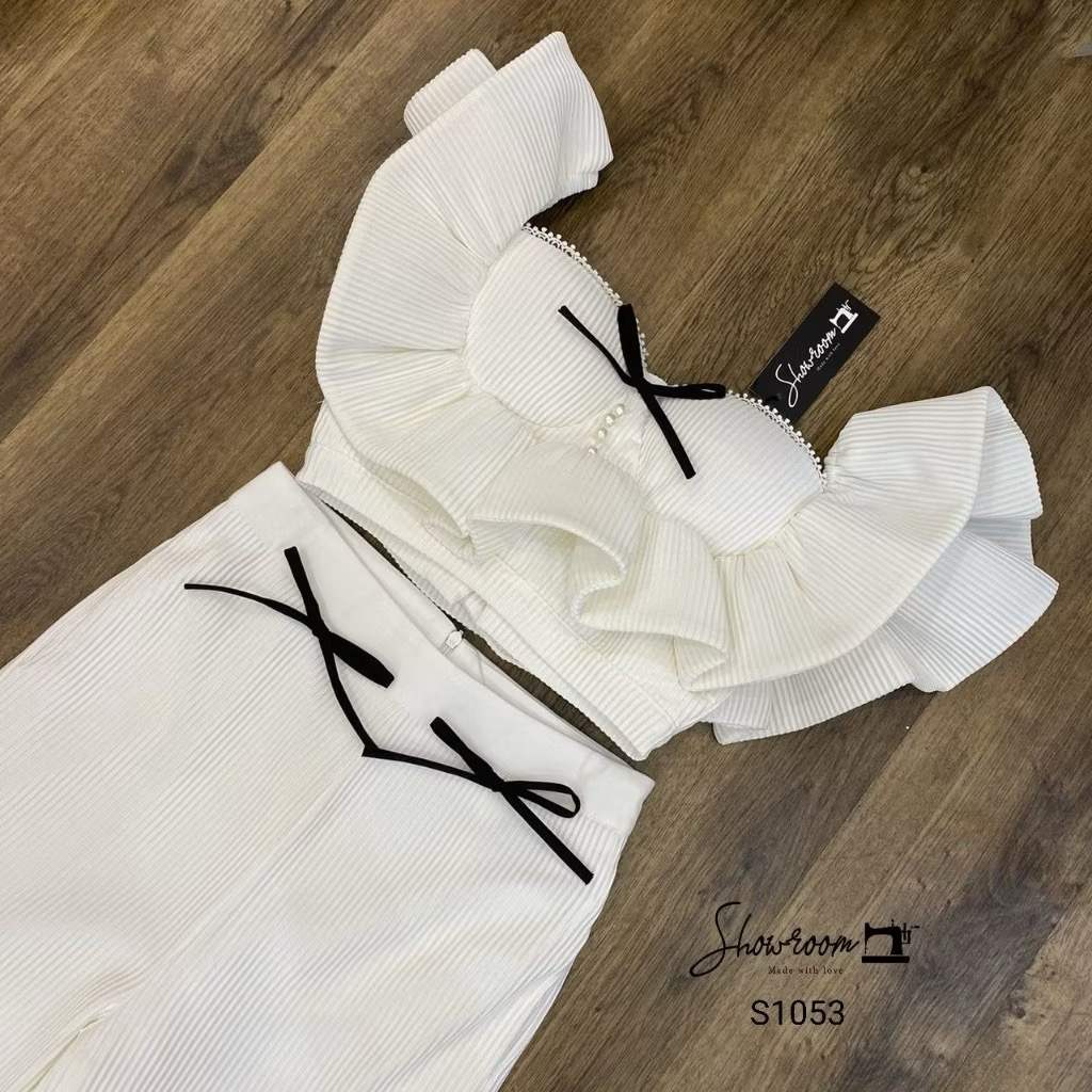 เซ็ตเสื้อดีไซน์สวย ประดับมุก แต่งระบายเหมือนปีก ผีเสื้อ ซิปหลัง มาพร้อมกางเกงขายาวเข้าเซ็ต และ เข็มกลัดโบว์สีดำใส่เก๋ๆ ใส่สบาย : สินค้าคุณภาพ (พร้อมส่ง)