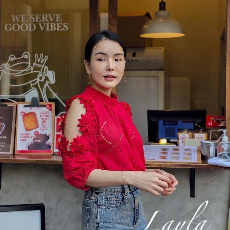 เสื้อคอตตอนฉลุเว้าไหล่ แต่งดอกไม้สวยๆ ทรงเอน่ารัก ใส่ปล่อยๆ ใส่สบาย : สินค้าคุณภาพ (พร้อมส่ง)