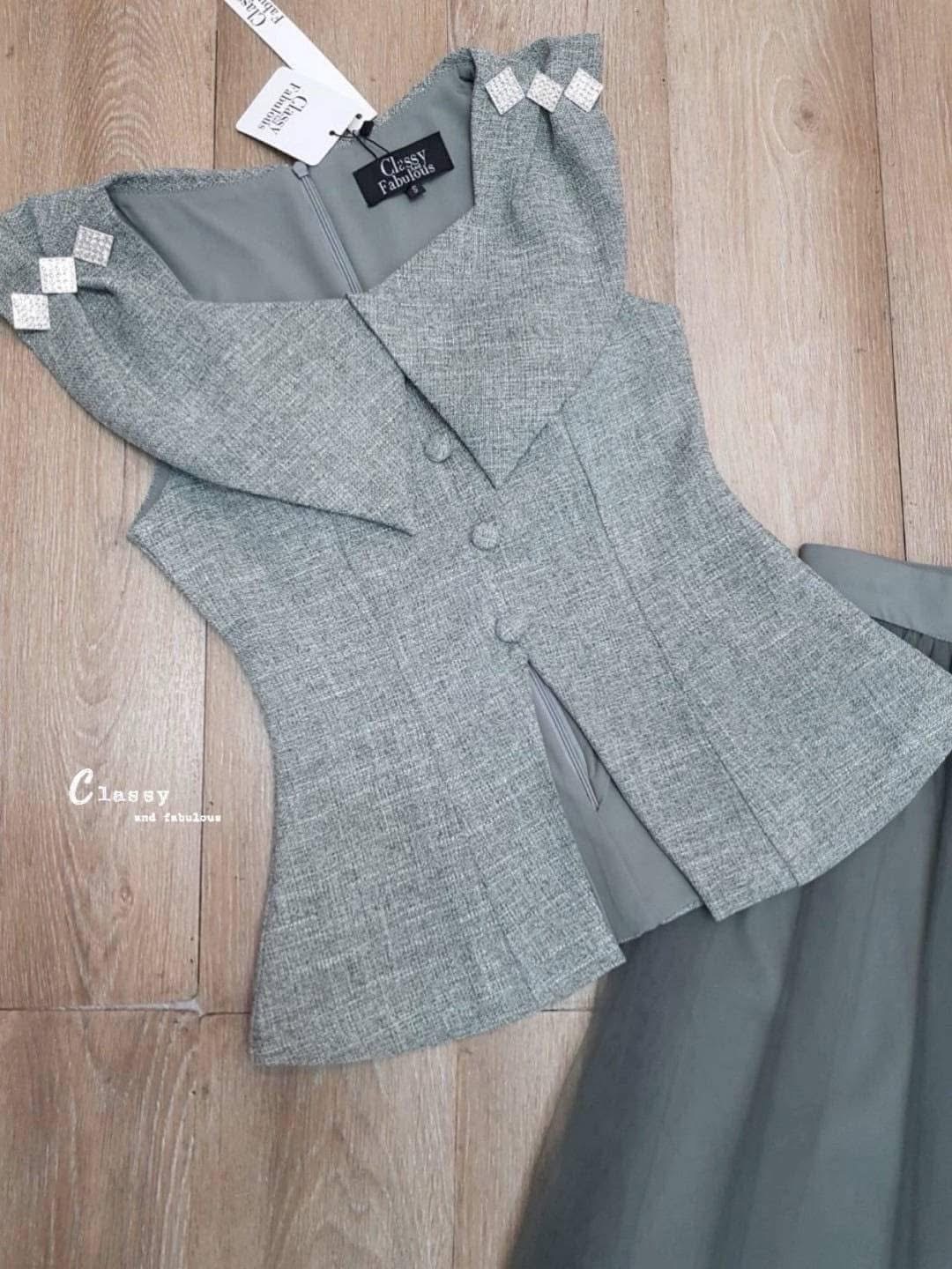 Set เสื้อผ้าทวิต designเก๋ม่ก คอปกทรงคอตัววี มีเพชรที่ไหล่ และทรงเสื้อผ่าหน้าตรงปลายเสื้อเล็กน้อย+ กระโปรงยาวทรงสวยมากๆ ชุดนี้ดูแพง classy สุดๆค่ะ ใส่สบาย : สินค้าคุณภาพ (พร้อมส่ง)