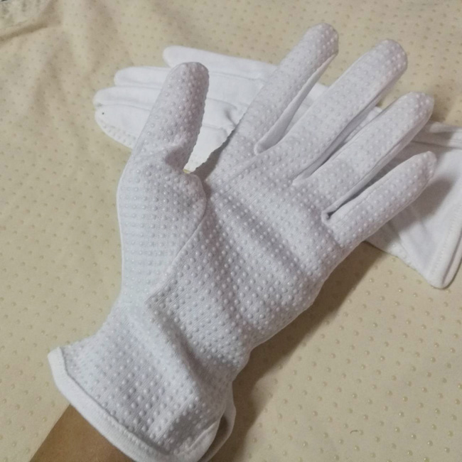 ถุงมือผ้าสีขาว ใต้ฝ่ามือเป็นปุ่มยาง หยิบจับไม่ลื่น /ของใหม่/