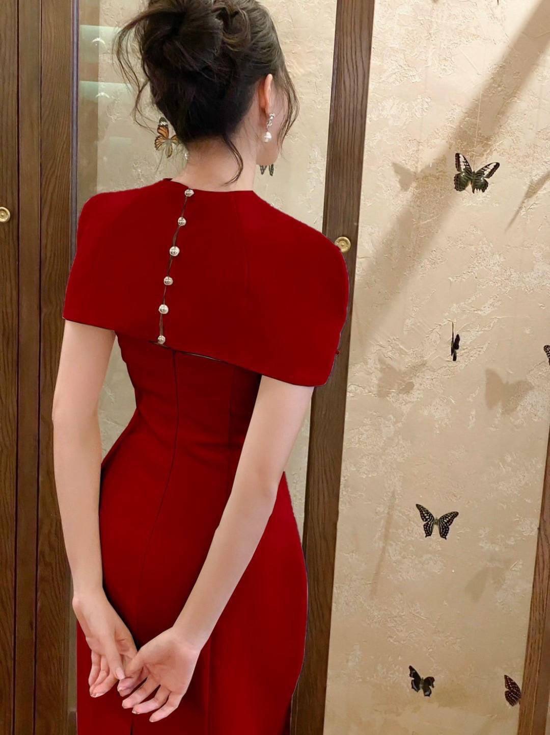 ชุดset2ชิ้น สีแดงเดรสสายเดี่ยว อกเย็บเสริมฟองน้ำให้ทรงสวย ดีไซน์แต่งผ่าหลังเล็กน้อย งานซิปหลัง มาพร้อมเสื้อคลุมไหล่ตัวสั้นดีไซน์น่ารักมากๆ ดีเทลตอกหมุดเพชรให้เด่นสวย และมีกระดุมมุกเกี่ยวด้านหลัง งานสวย ผ้านิ่มใส่สบาย ใส่สบาย : สินค้าคุณภาพ (พร้อมส่ง)