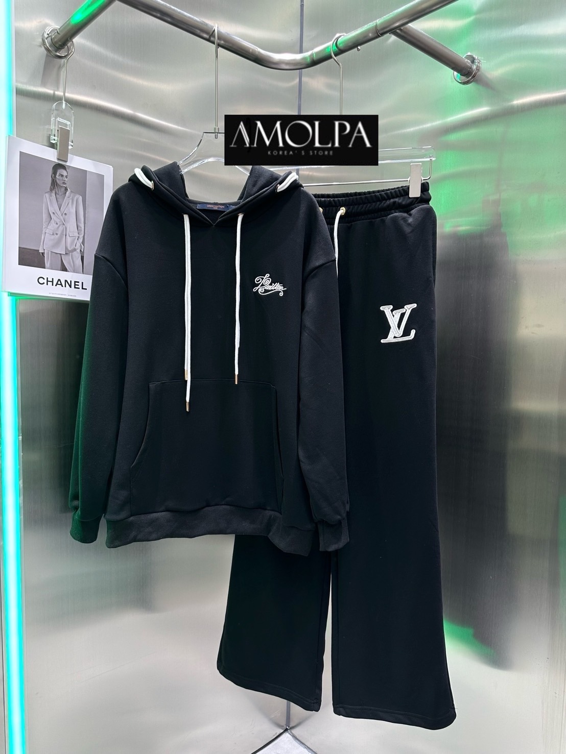 SET HOOD LV. ชนช๊อป... ตัวเสื้อเป็น HOOD หมวก ปัก LOGO ที่หน้าอก-ด้านหลัง สวยเด่น มาให้ช๊อปพร้อมกางเกงขายาว เนื้อผ้าพรีเมียมสุด ปั้มทุกจุด สินค้าคุณภาพ (พร้อมส่ง)