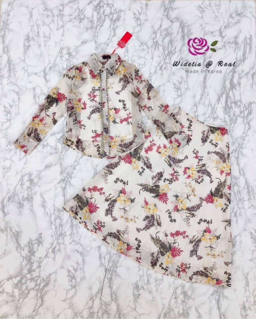 Set :: เสื้อแขนยาวตัวสวยทรงดี คอปกเชิ๊ตเก๋ ด้ายหน้าแต่งกระดุมเรียงแนวสวย พร้อมประดับเพชร ช่วงแขนยาวพองเป็นทรง มาเข้าชุดพร้อมกระโปรงตัวยาวทรงเอบานสวย สินค้าคุณภาพ (พร้อมส่ง)