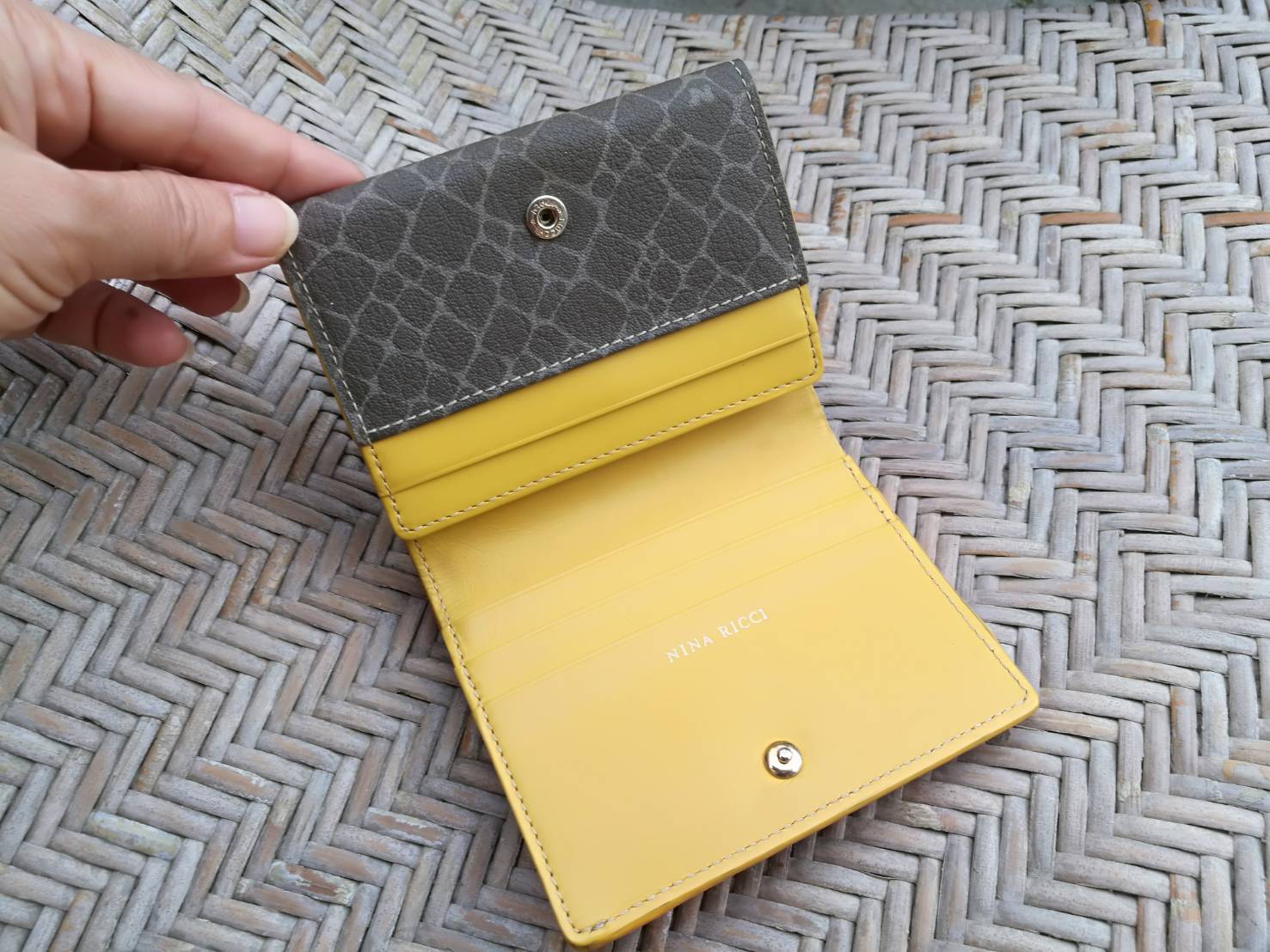 กระเป๋าสตางค์ NINA RICCI สวยมาก