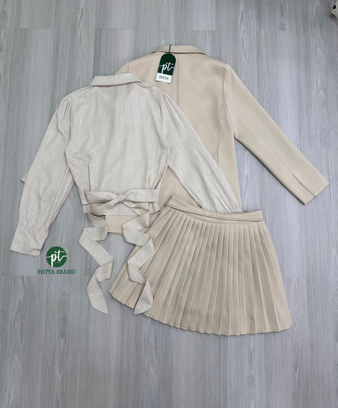 Set 3 ชิ้น เสื้อเชิ๊ตคอบัวแขนยาวด้านหน้ามีกระดุมใช้งานได้จริงและจับจีบที่ตัวเสื้อดีเทลสายผูกหลัง ผ้าผ้ามิลินไม่บาง มาคู่กับเสื้อคลุมสูทแขนยาว มีกระดุมหน้าและมีกระเป๋าล้วงได้เก๋ๆ มาพร้อมกับกระโปรงสั้น ใส่สบาย : สินค้าคุณภาพ (พร้อมส่ง)