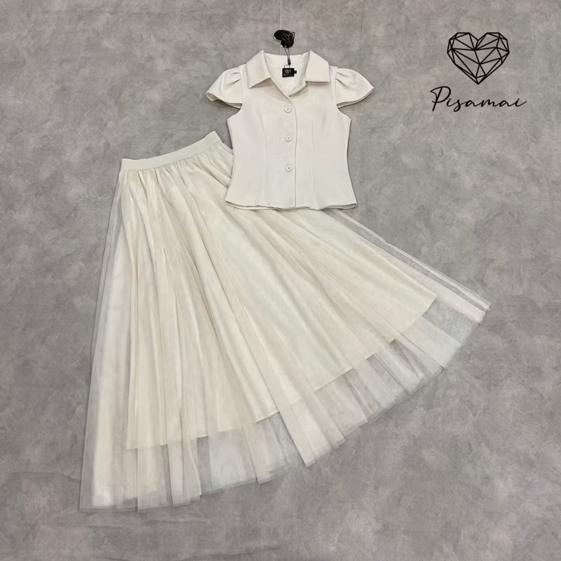 เซ็ตเสื้อคอปกสีครีม มาคูืกับกระโปรง ฟูบานยาว ใส่สวยฟินจ้า : สินค้าคุณภาพ (พร้อมส่ง)