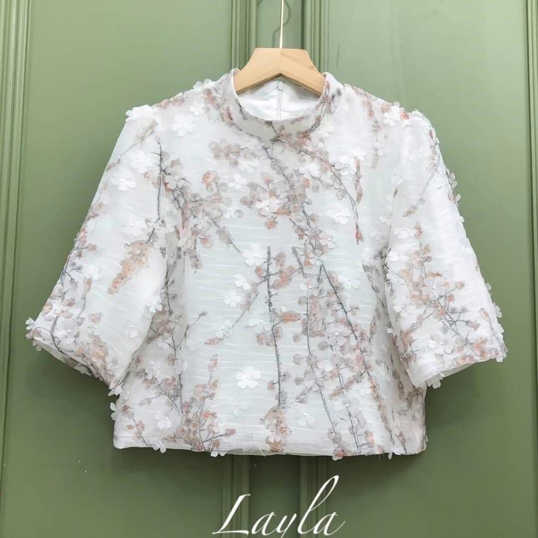 เสื้อครอปดอกไม้ 3D สีหวานมุ้งมิ้งมาก เนื้อผ้าเป็นซิลค์ผสมทอลายในตัว ทรงน่ารักคอปิด ใส่ปล่อยไม่เข้ารูป ความยาวกำลังดี งานสวยมีซับในในตัว ใส่สบาย : สินค้าคุณภาพ (พร้อมส่ง)